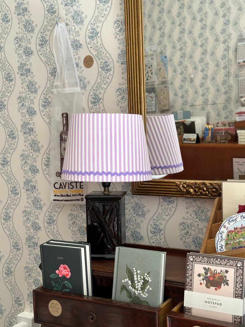 Lampe Johanna de Razzia avec abat-jour en tissu et base en bois, éclairage doux et design élégant pour intérieur.
