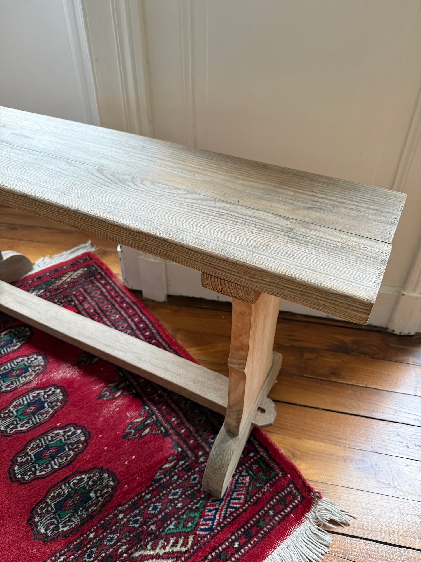 Ancien banc d'école en bois brut