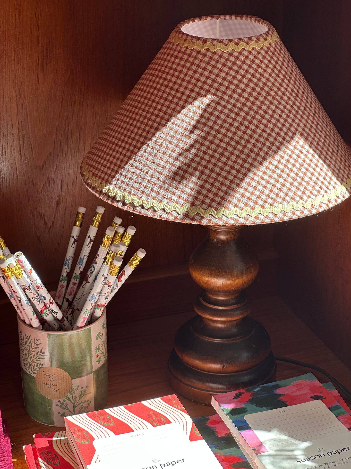 Lampe Jeannette Razzia en verre coloré avec base en métal, design vintage et éclairage chaleureux.