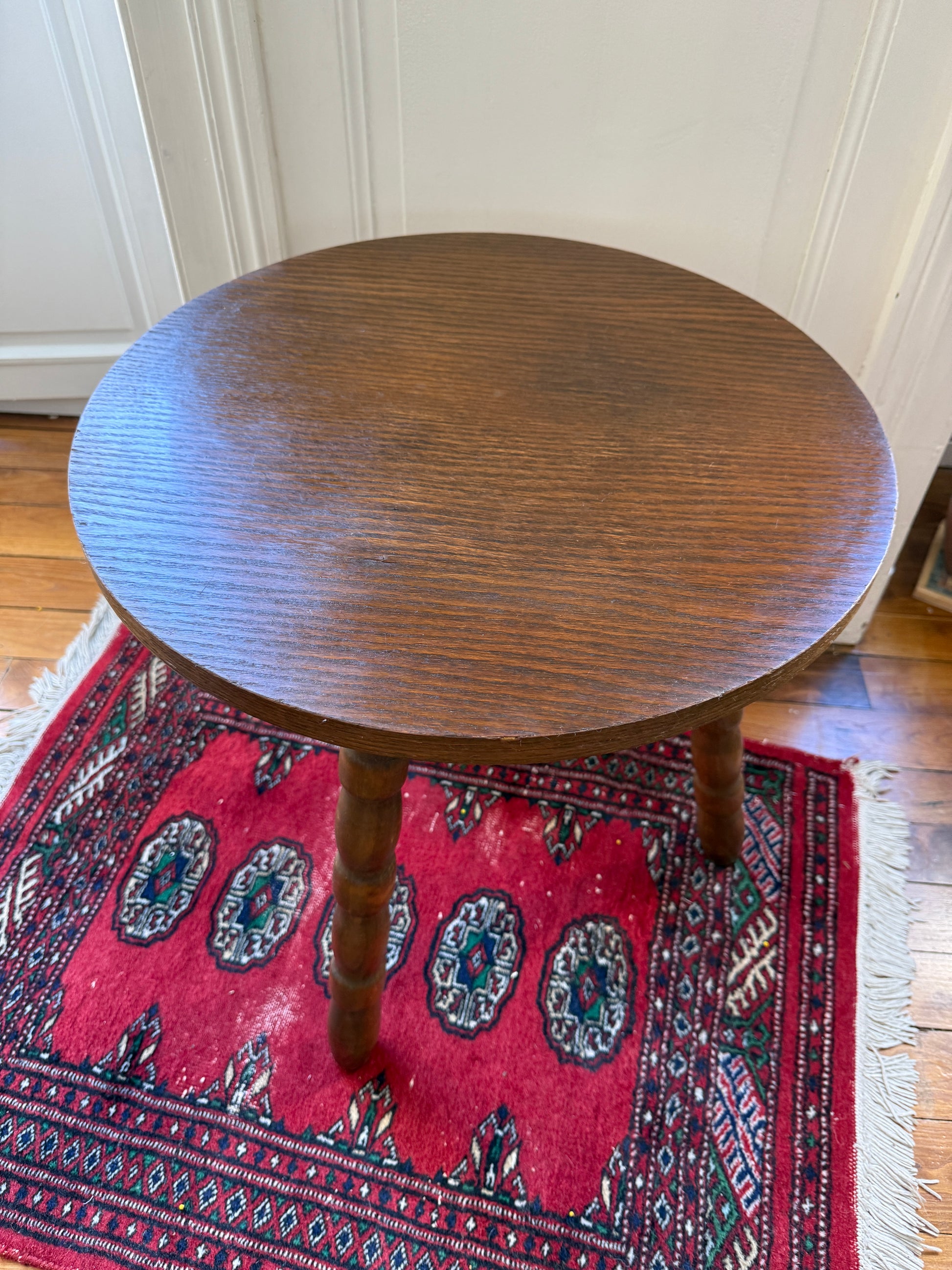 Wooden tripod side table with brutalist design by Razzia, showcasing solid wood construction and minimalist style.