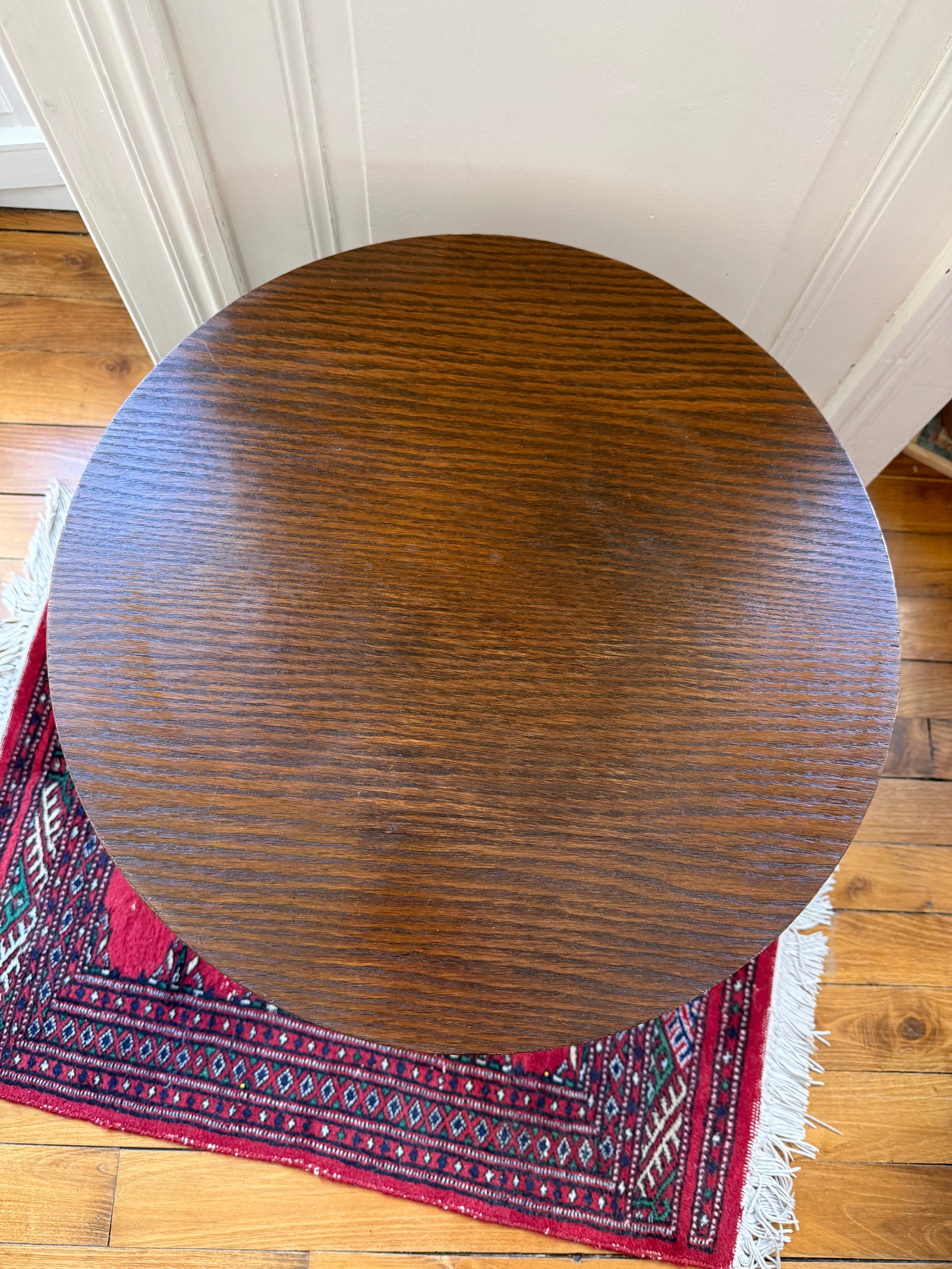 Wood tripod side table in brutalist style by Razzia, featuring a natural wood finish and minimalist design.