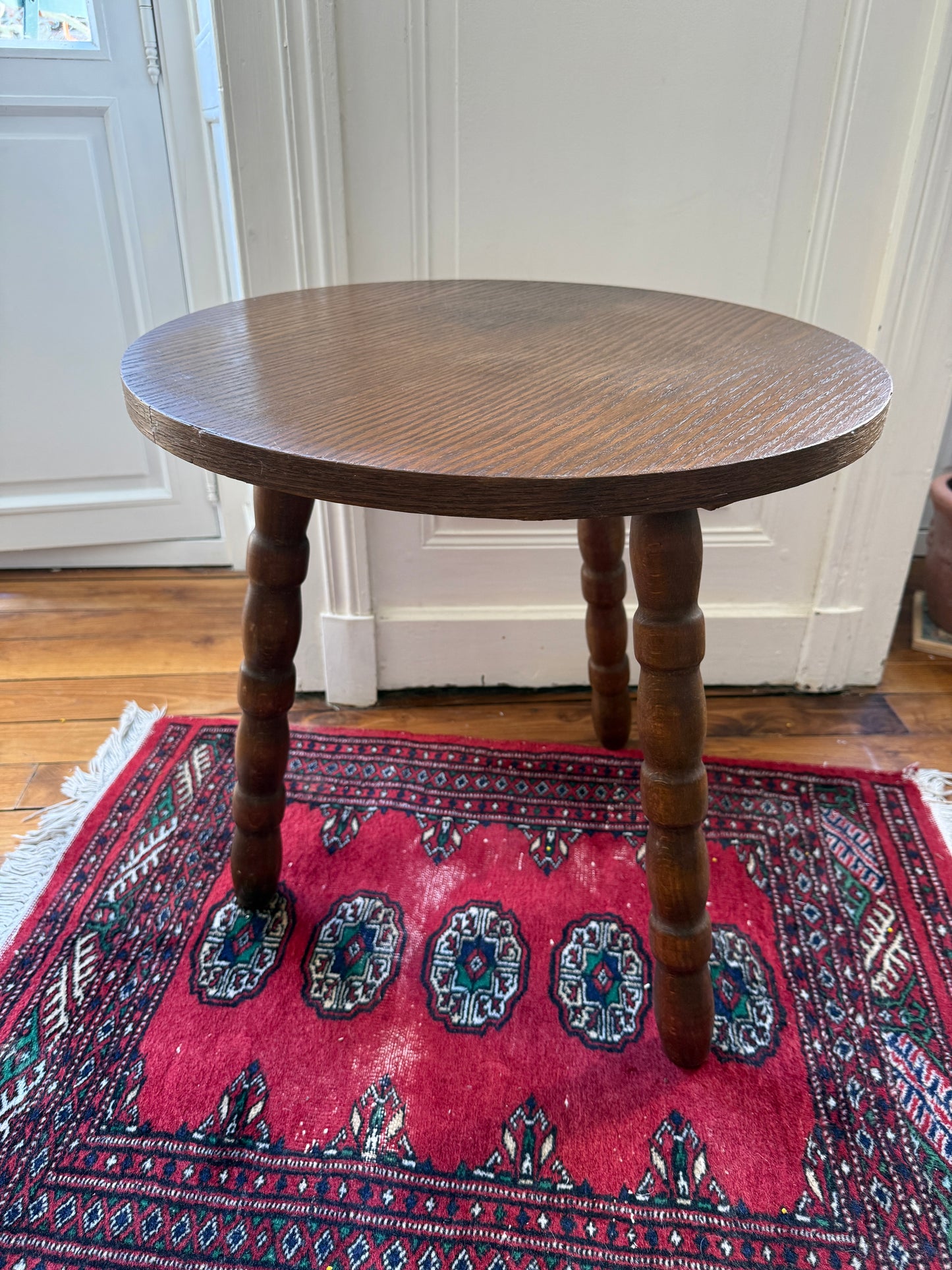 Wood tripod side table with brutalist design by Razzia, featuring natural wood finish and minimalist geometric structure.
