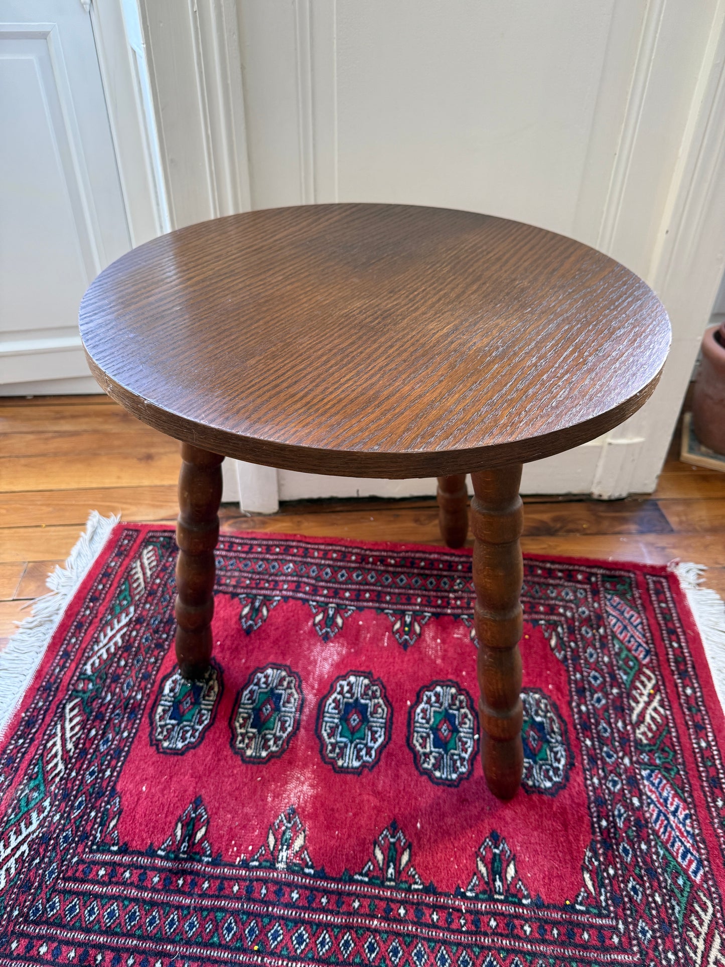 Wooden tripod side table with brutalist design by Razzia, featuring a minimalist, geometric structure and natural wood finish.