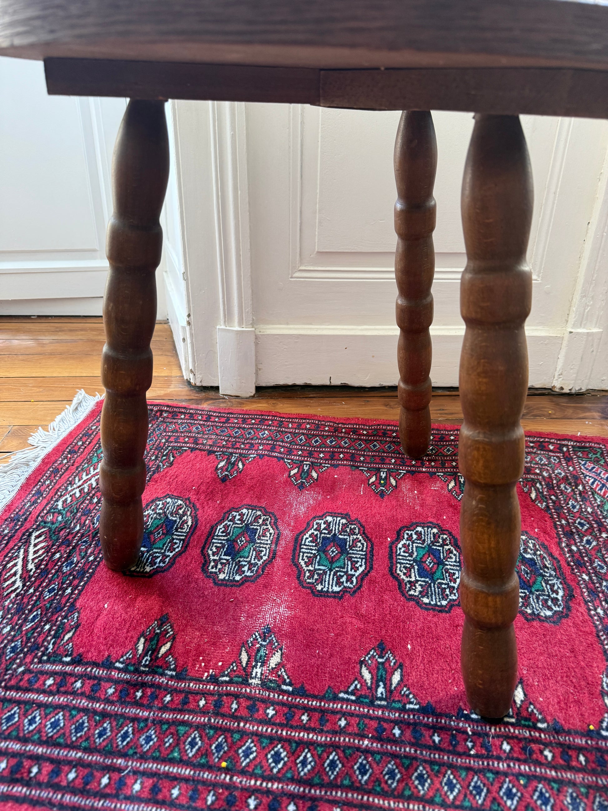Wooden tripod side table in brutalist style from Razzia, featuring natural wood finish and minimalist design.