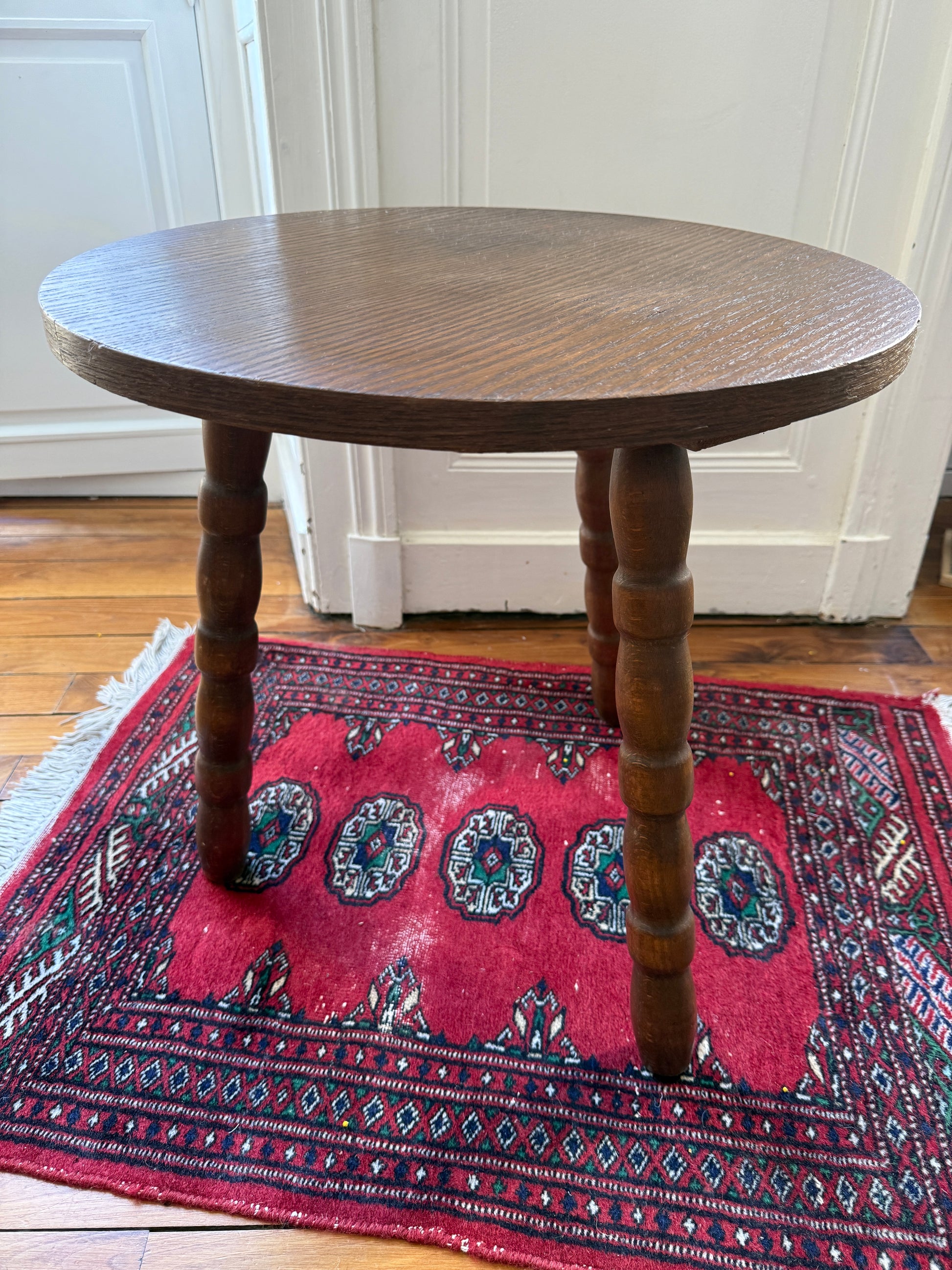 Tripod wooden side table in brutalist style by Razzia, featuring natural wood finish and minimalist design.