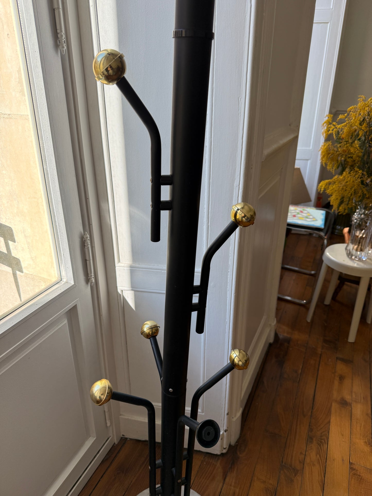 Golden metal coat rack with 14 hooks, vintage 1970s Razzia style, featuring a sleek retro design.