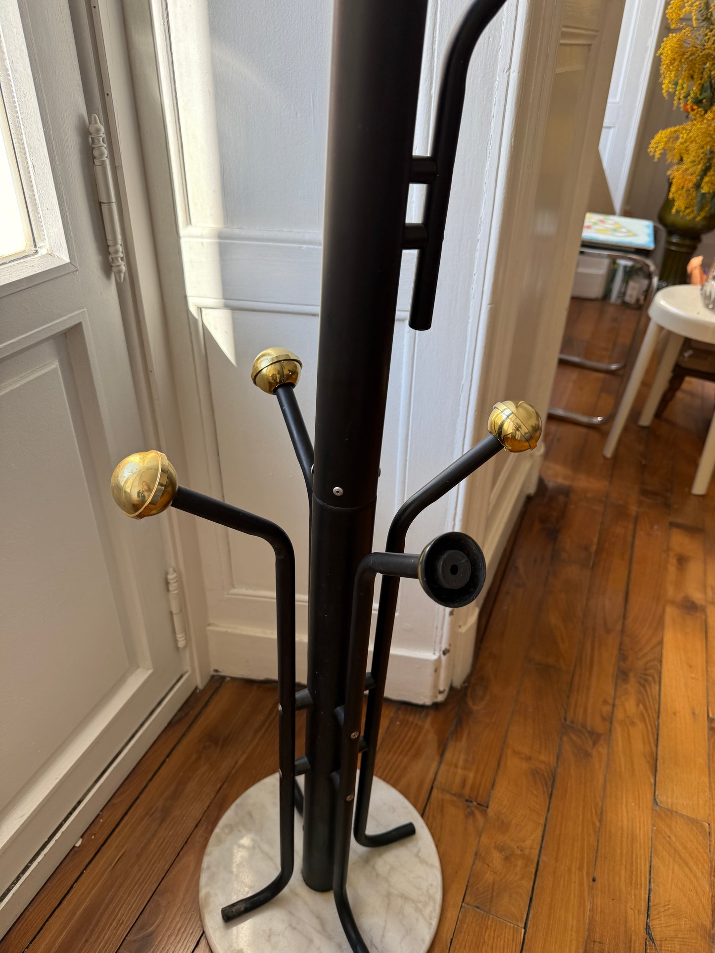 Vintage Razzia gold metal coat rack with 14 hooks, 1970s style, showcasing a retro metal design perfect for entryways or hallways.