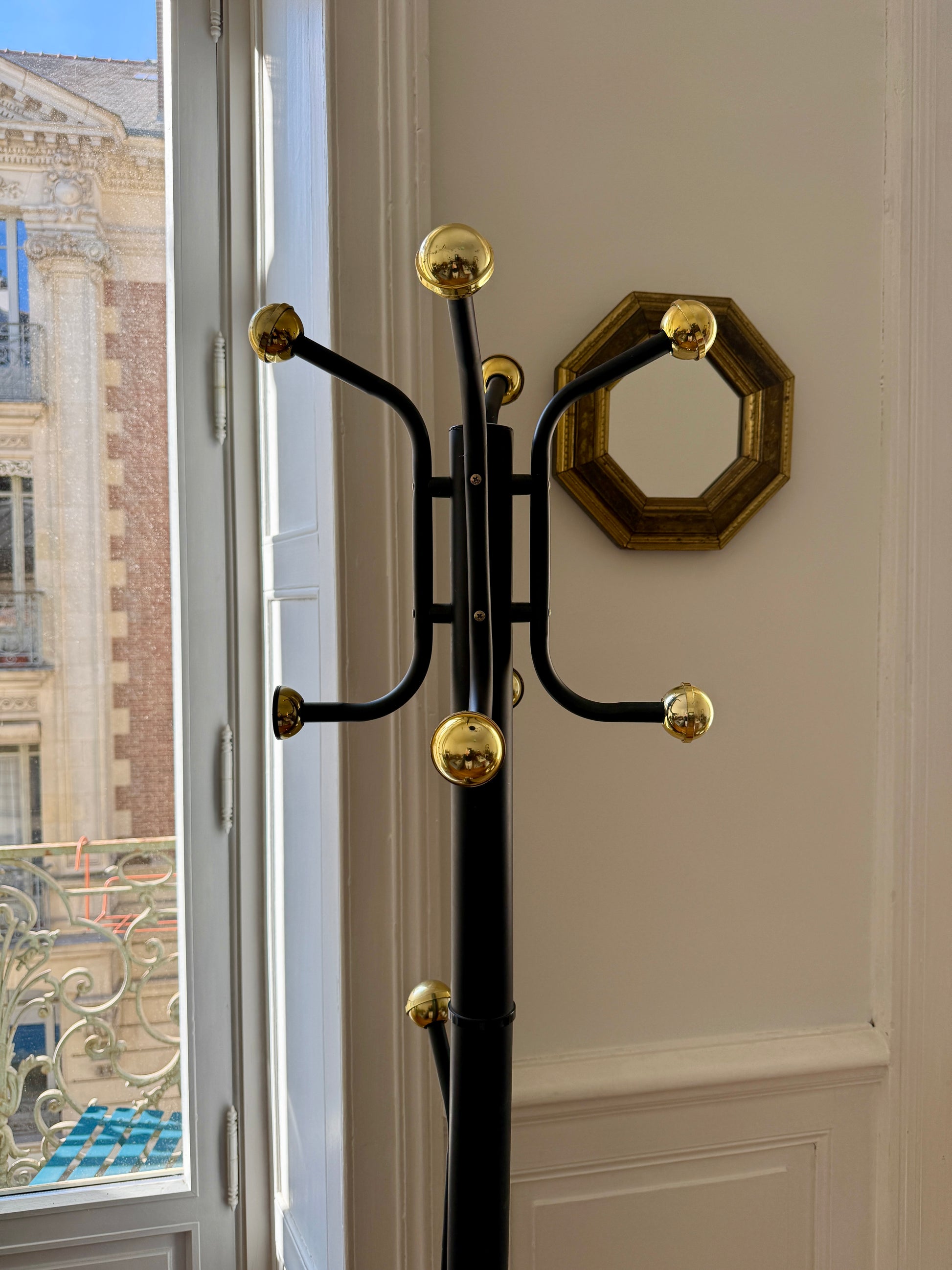 Golden metal coat rack with 14 hooks in vintage 1970s style, featuring a sleek design and Razzia branding.