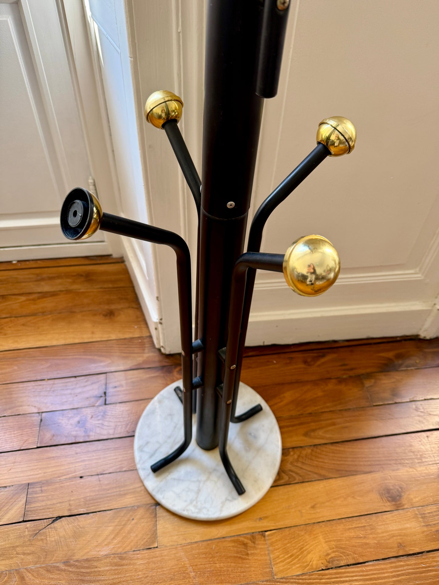 Golden metal coat rack with 14 hooks, vintage 1970s Razzia style, showing a mid-century modern design with a sleek finish.