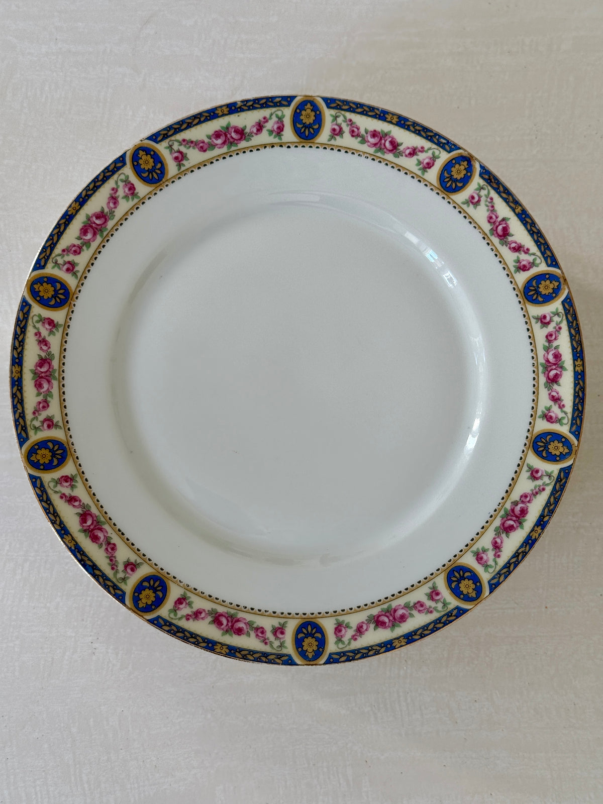 Lot de 7 assiettes plates en porcelaine de Limoges