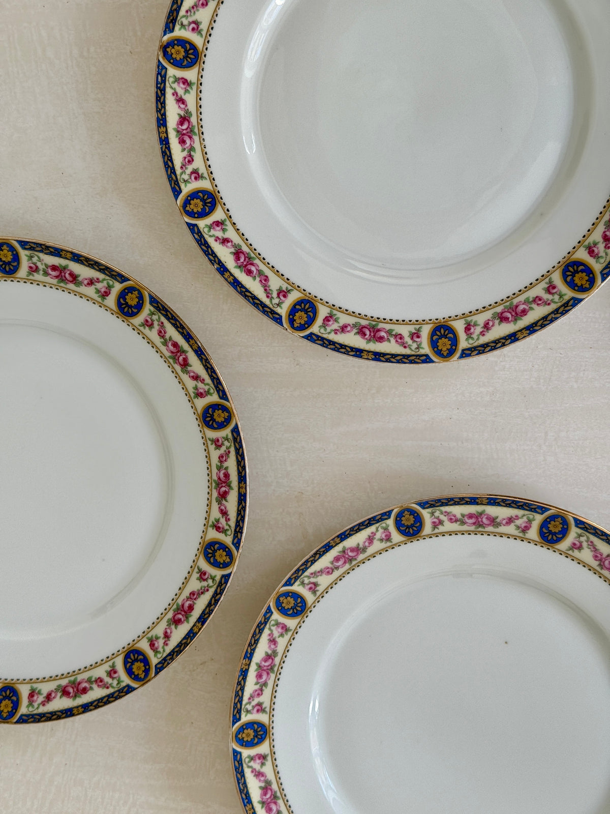 Lot de 7 assiettes plates en porcelaine de Limoges