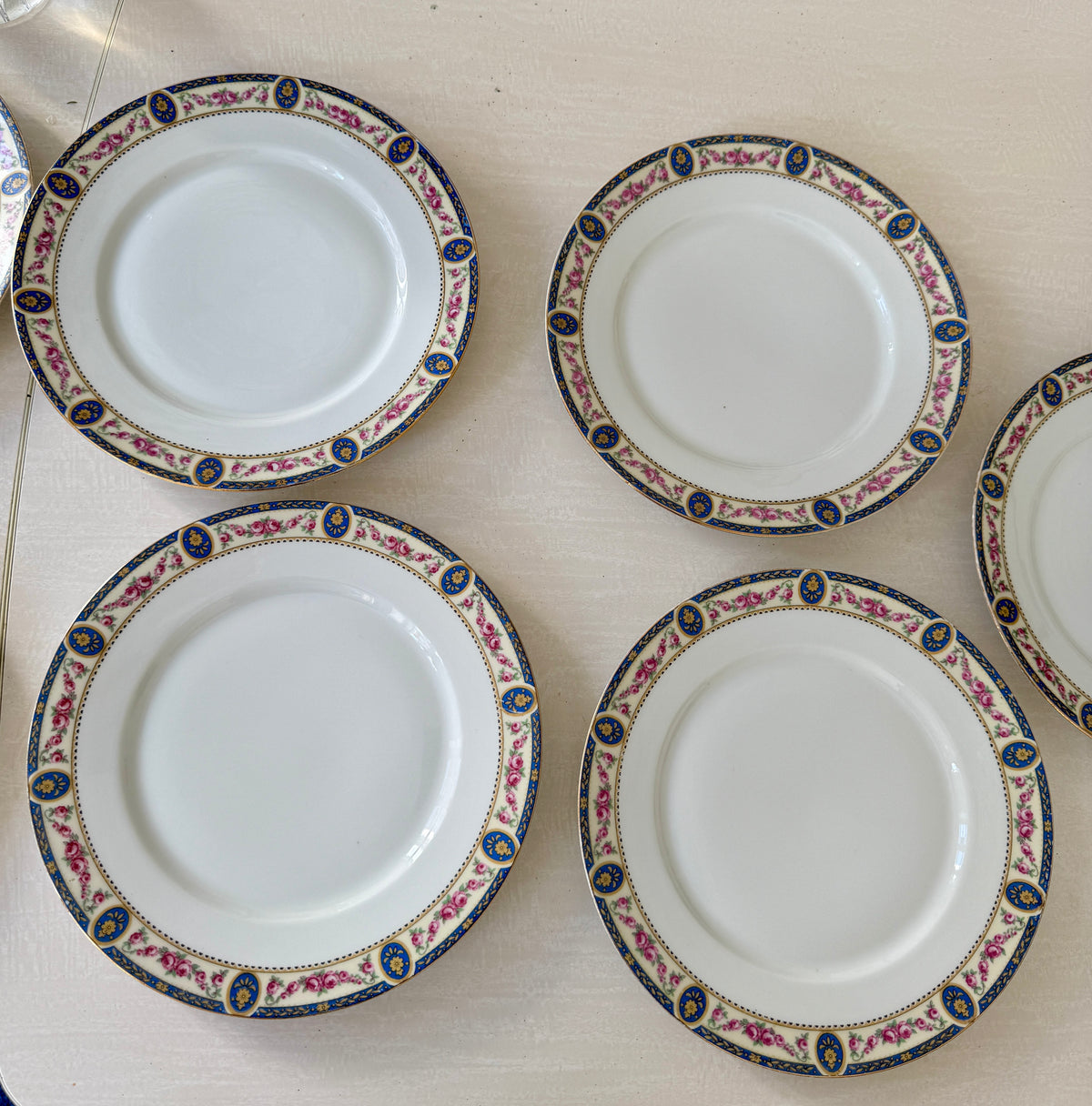 Lot de 7 assiettes plates en porcelaine de Limoges
