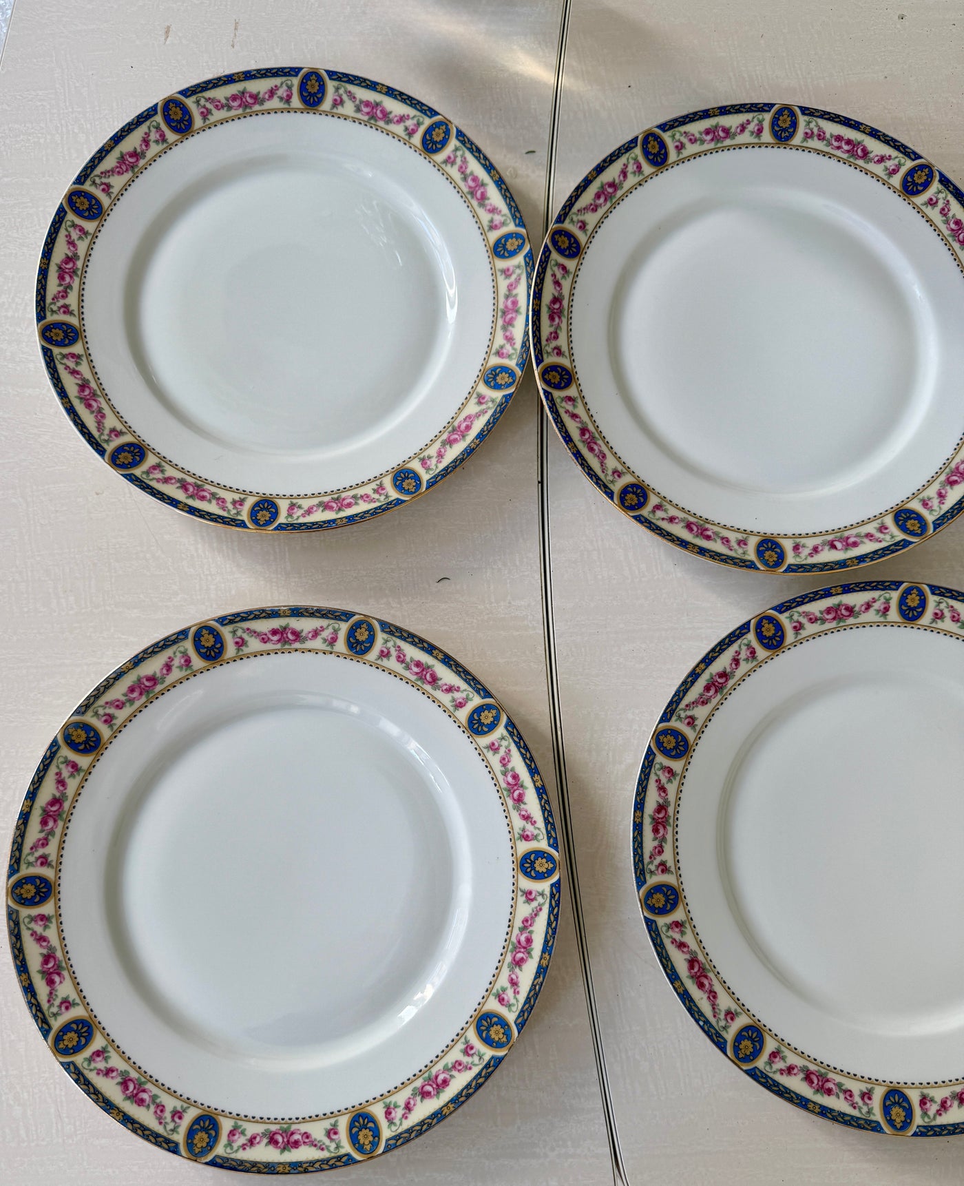 Lot de 7 assiettes plates en porcelaine de Limoges
