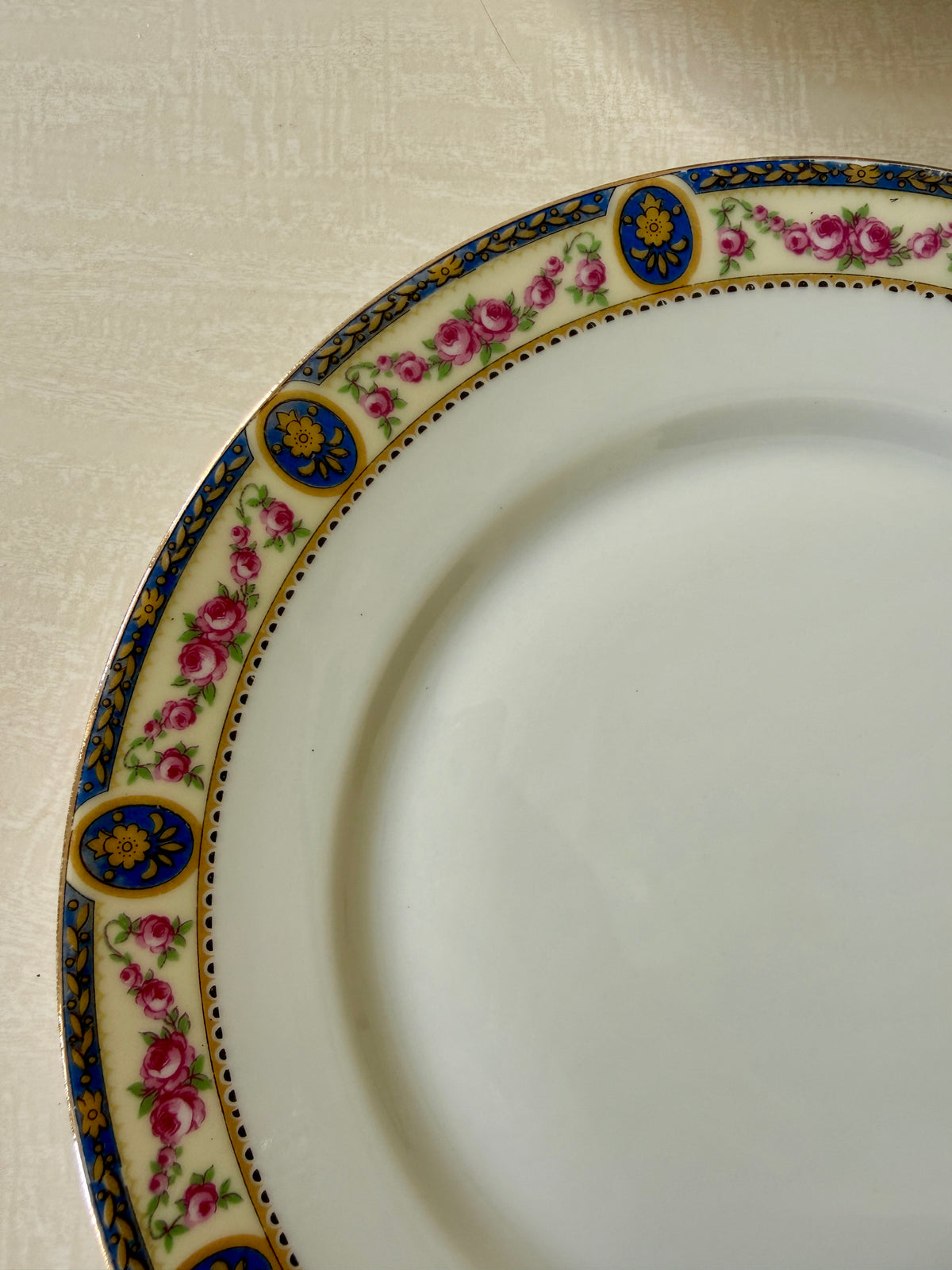 Lot de 7 assiettes plates en porcelaine de Limoges