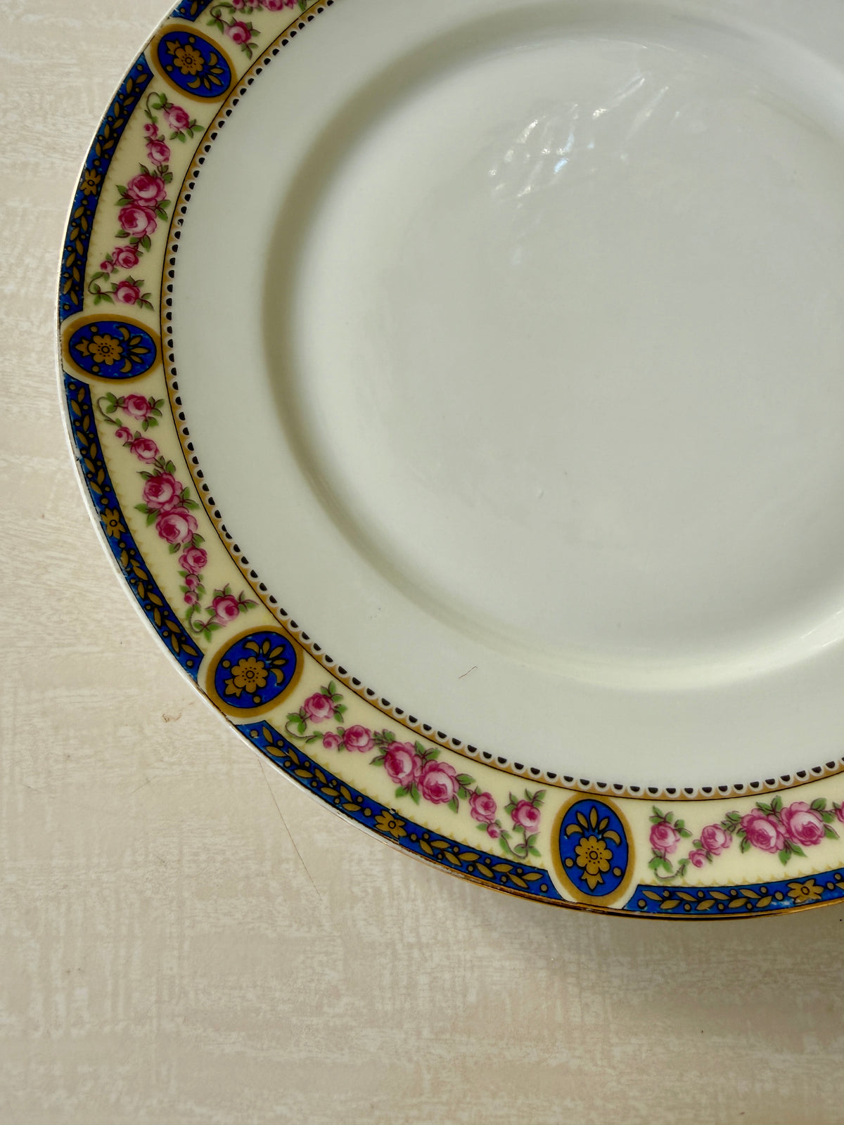 Lot de 7 assiettes plates en porcelaine de Limoges