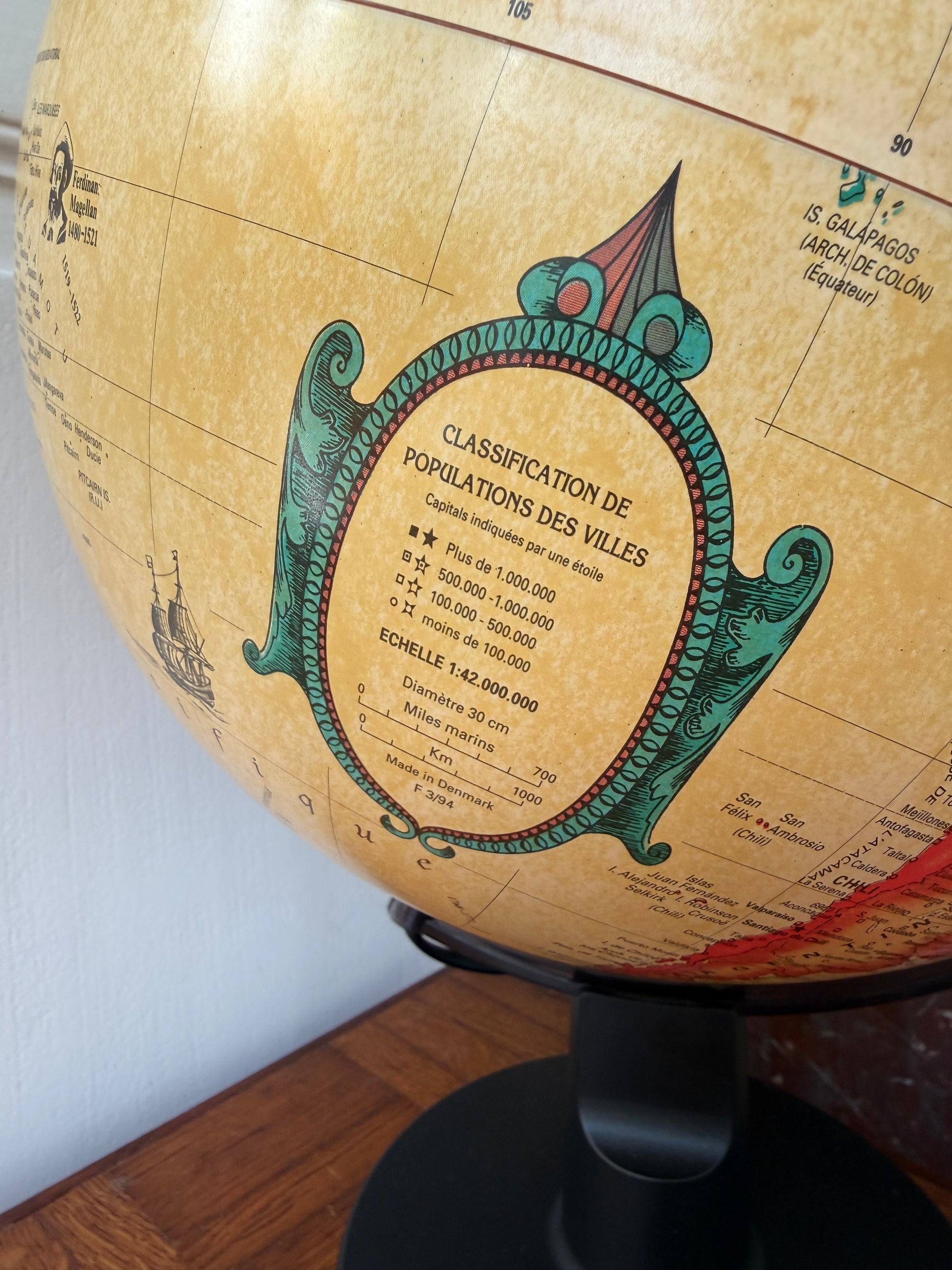 Globe lumineux Razzia en style vintage danois, design rétro avec illumination douce, décor élégant pour intérieur.