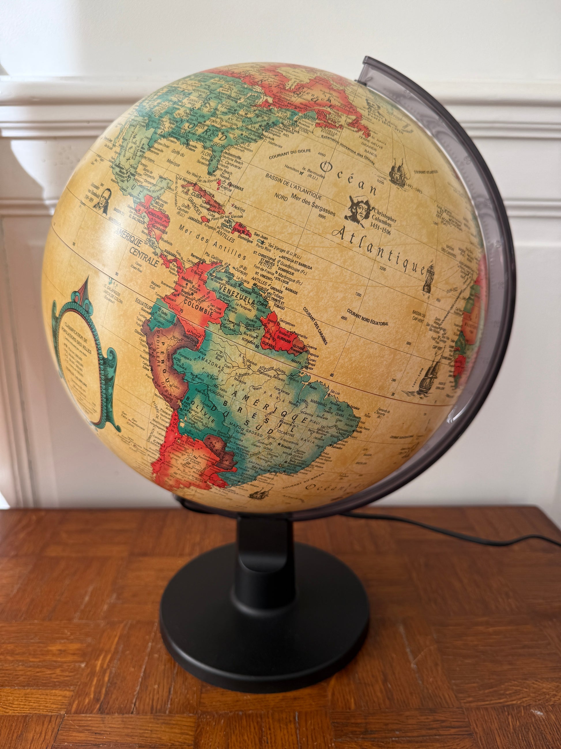 Globe lumineux Razzia design vintage danois avec lumière douce, détails géographiques visibles, style rétro et élégant.