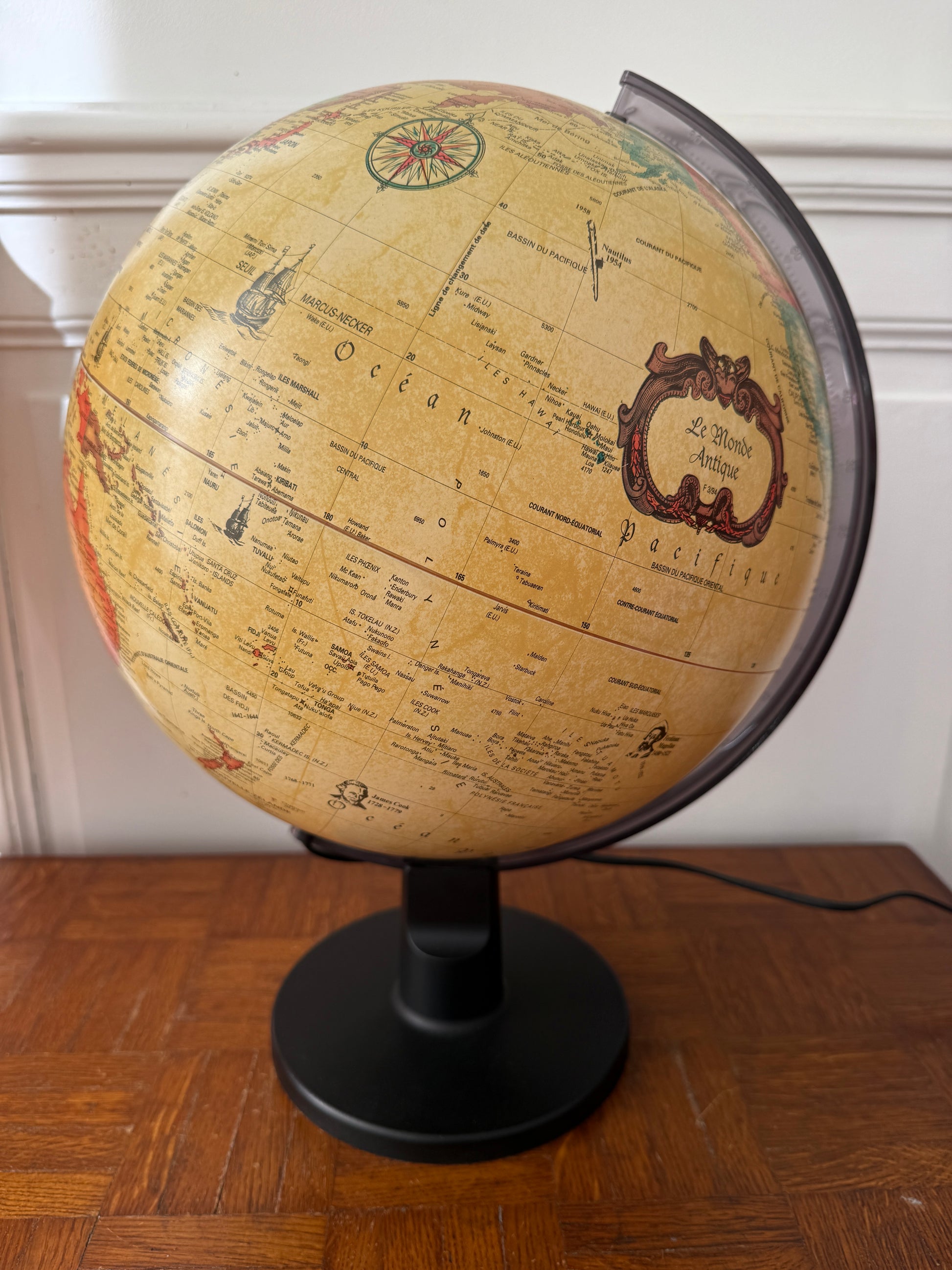 Globe lumineux Razzia style vintage danois, design élégant avec lumière douce, décor moderne pour intérieur.