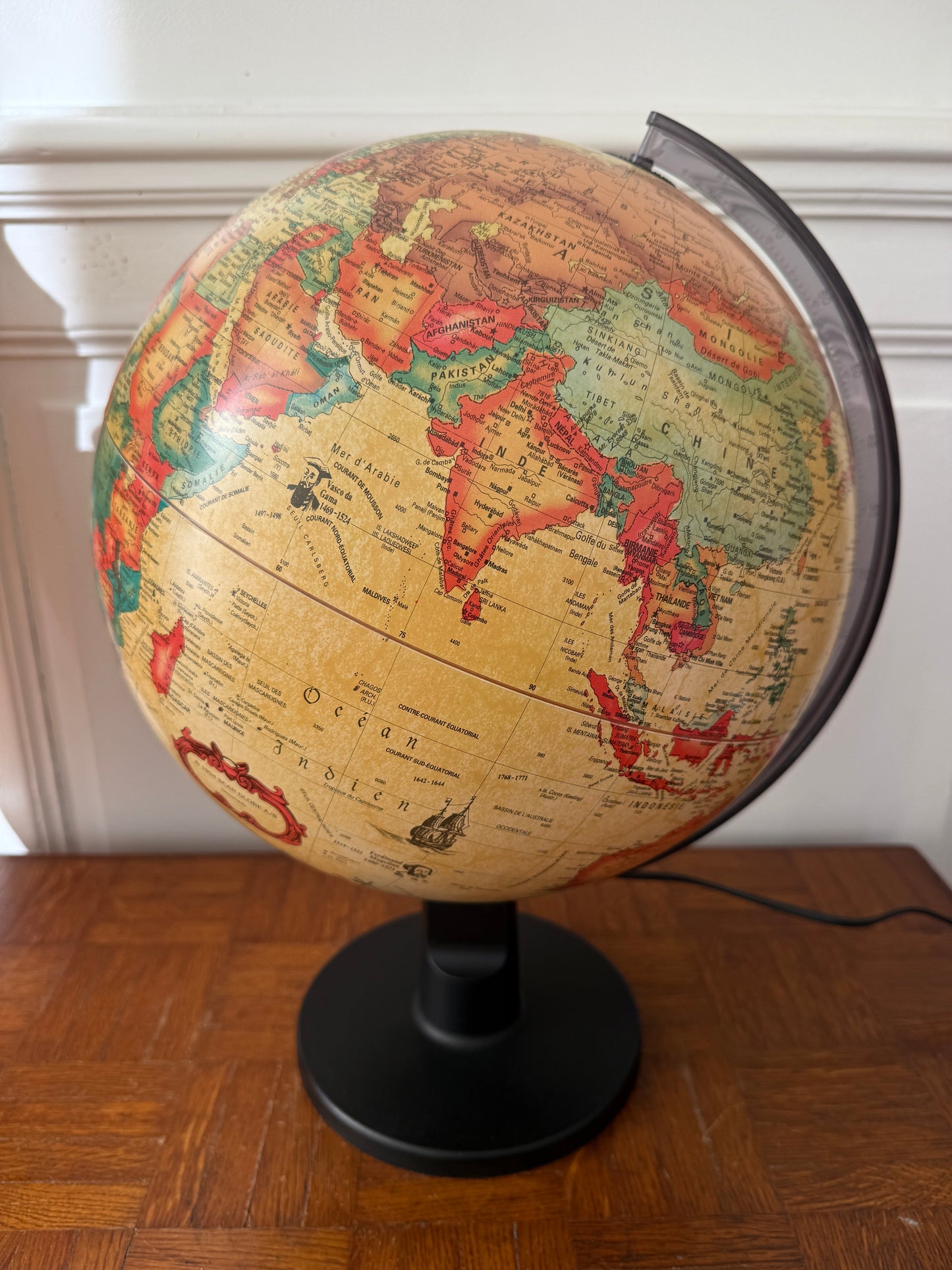 Globe lumineux Razzia Scanglobe au design vintage danois avec éclairage intégré et finition rétro.