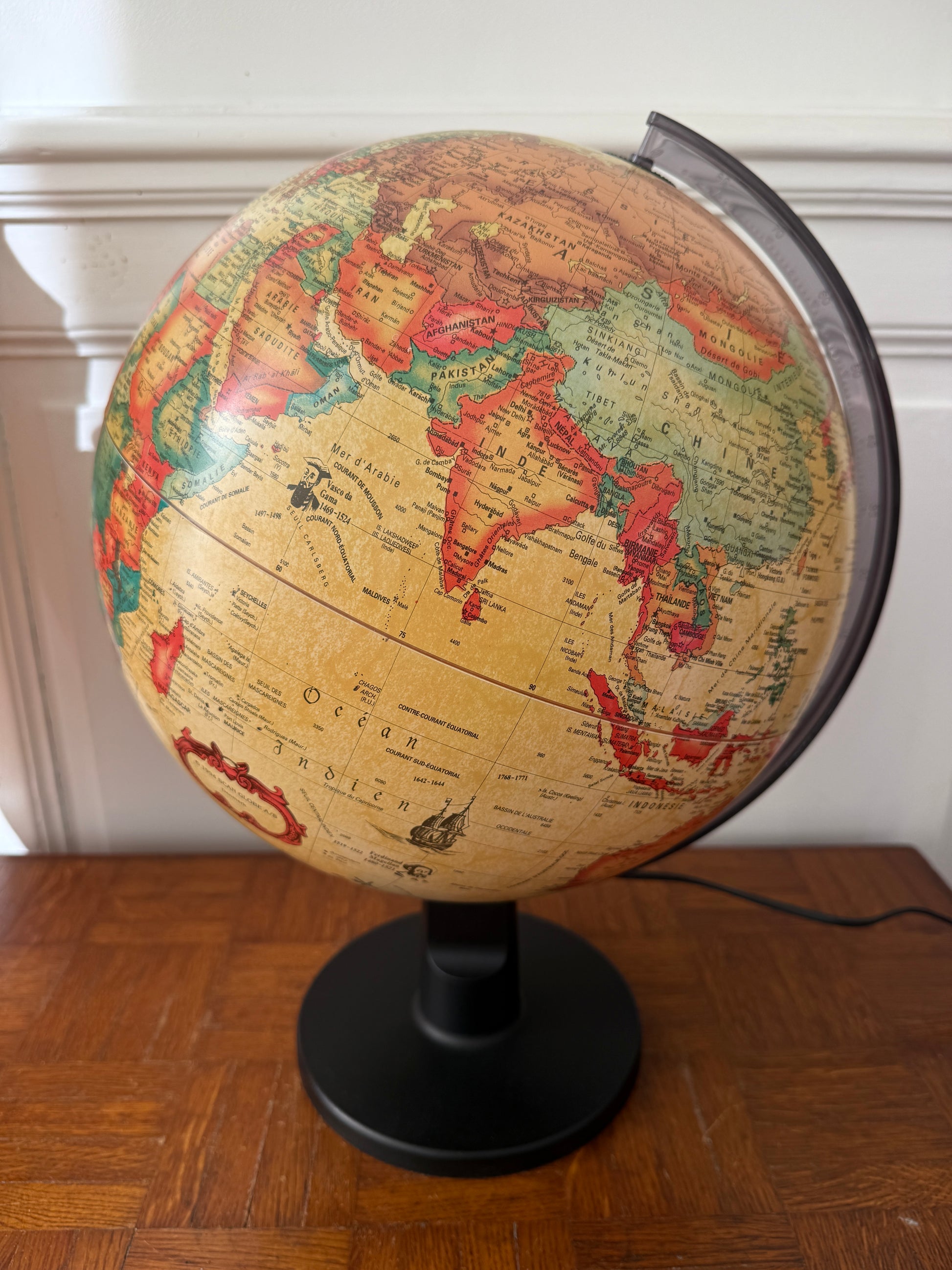 Globe lumineux Razzia Scanglobe au design vintage danois avec éclairage intégré et finition rétro.