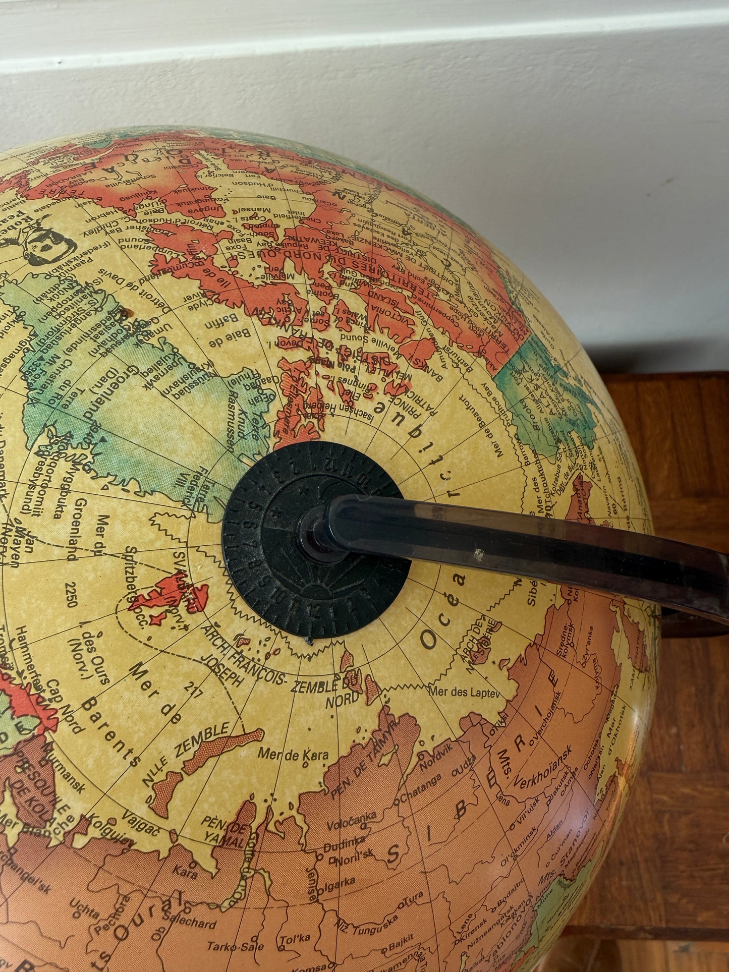 Globe lumineux Razzia design vintage danois, globe terrestre décoratif avec lumière intégrée, style rétro et élégant.
