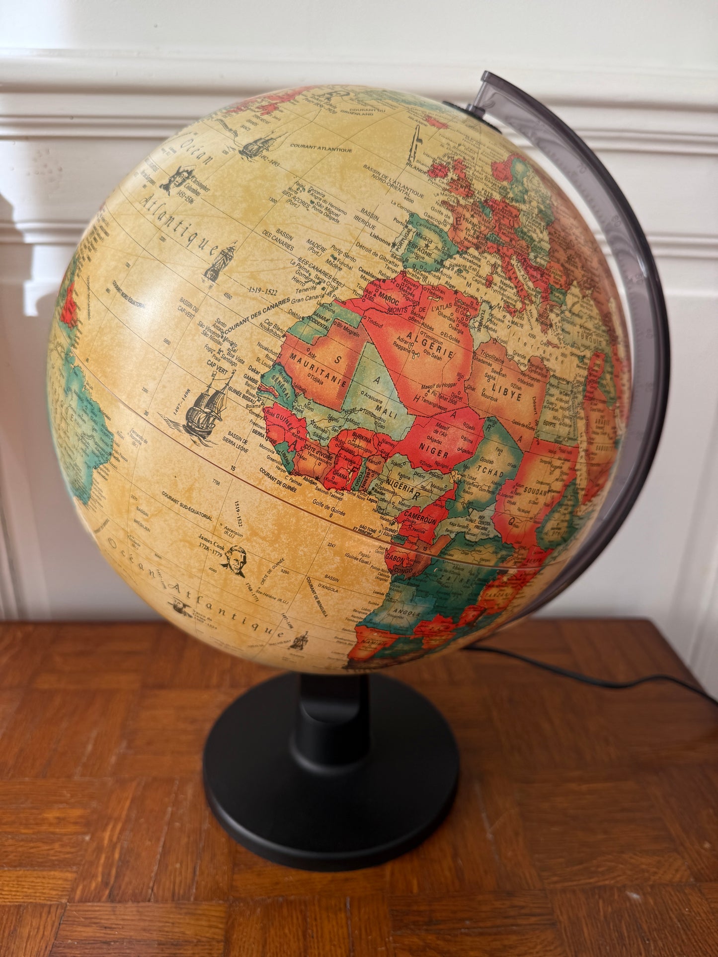 Globe lumineux vintage danois Razzia, design rétro, avec cartographie ancienne et éclairage intégré, sur un support en bois.