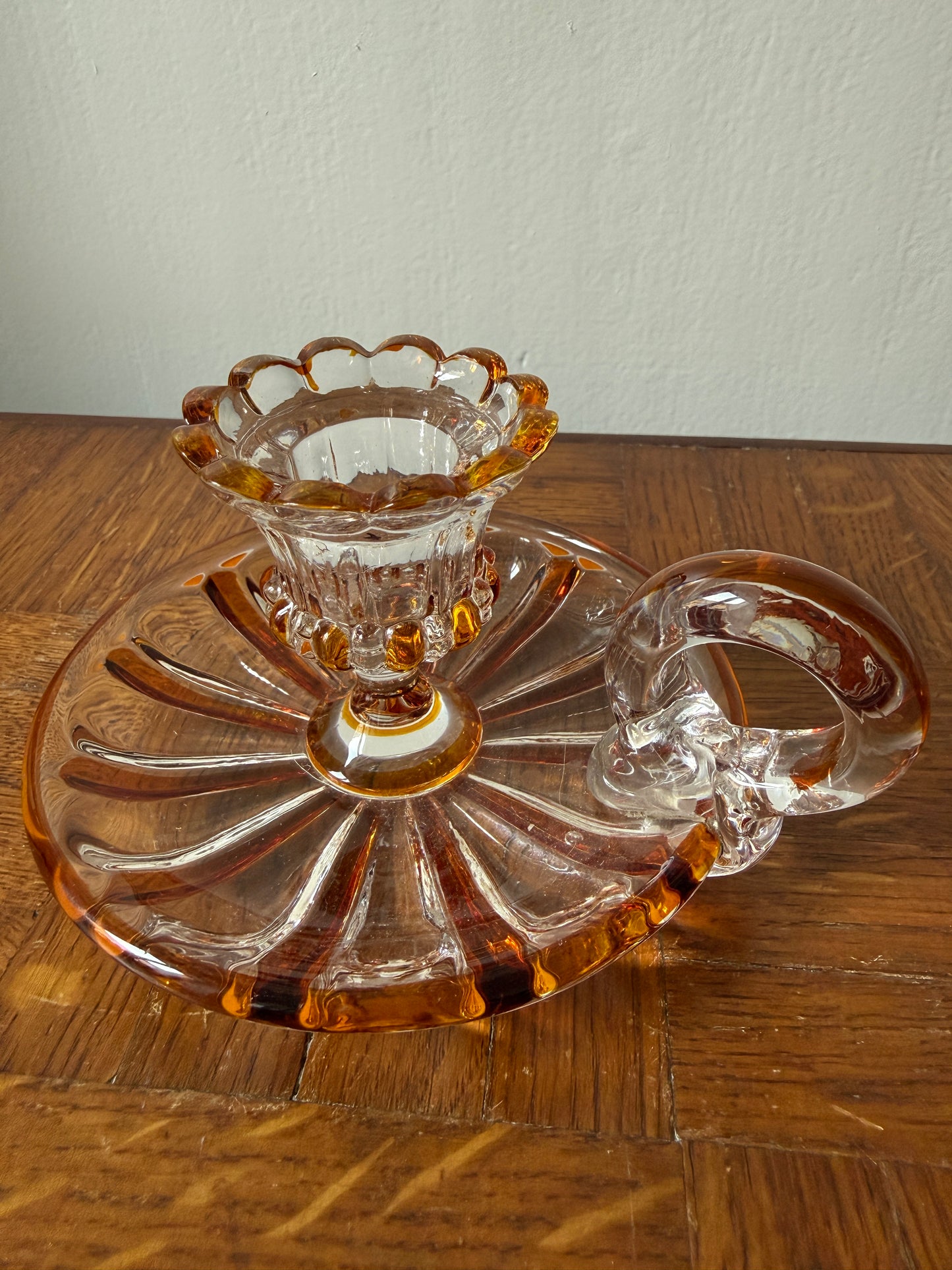 Bougeoir à main en verre Cristal de Bohème de la marque Razzia, design vintage avec détails élégants et transparence brillante.