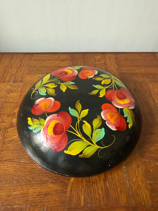 Boîte en bois peinte à la main de Razzia, artisanat russe, avec motifs traditionnels colorés et détails artistiques visibles.