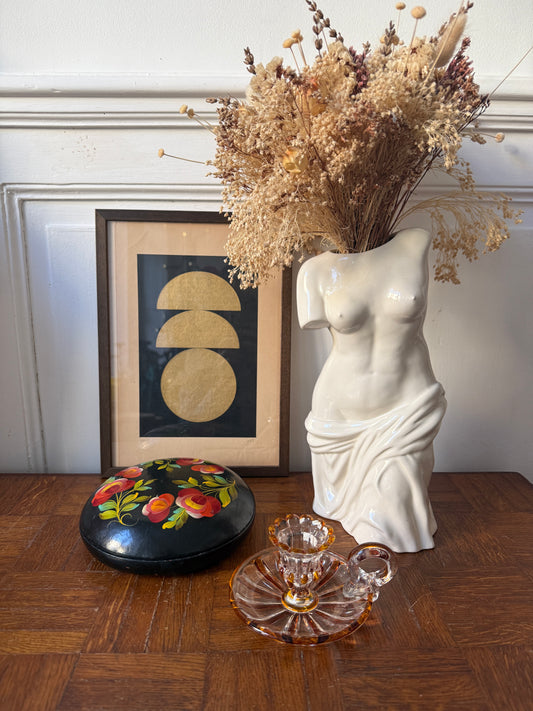 Boîte en bois peinte à la main avec motifs artisanaux russes, créée par Razzia, décoration artisanale et artisanat russe.