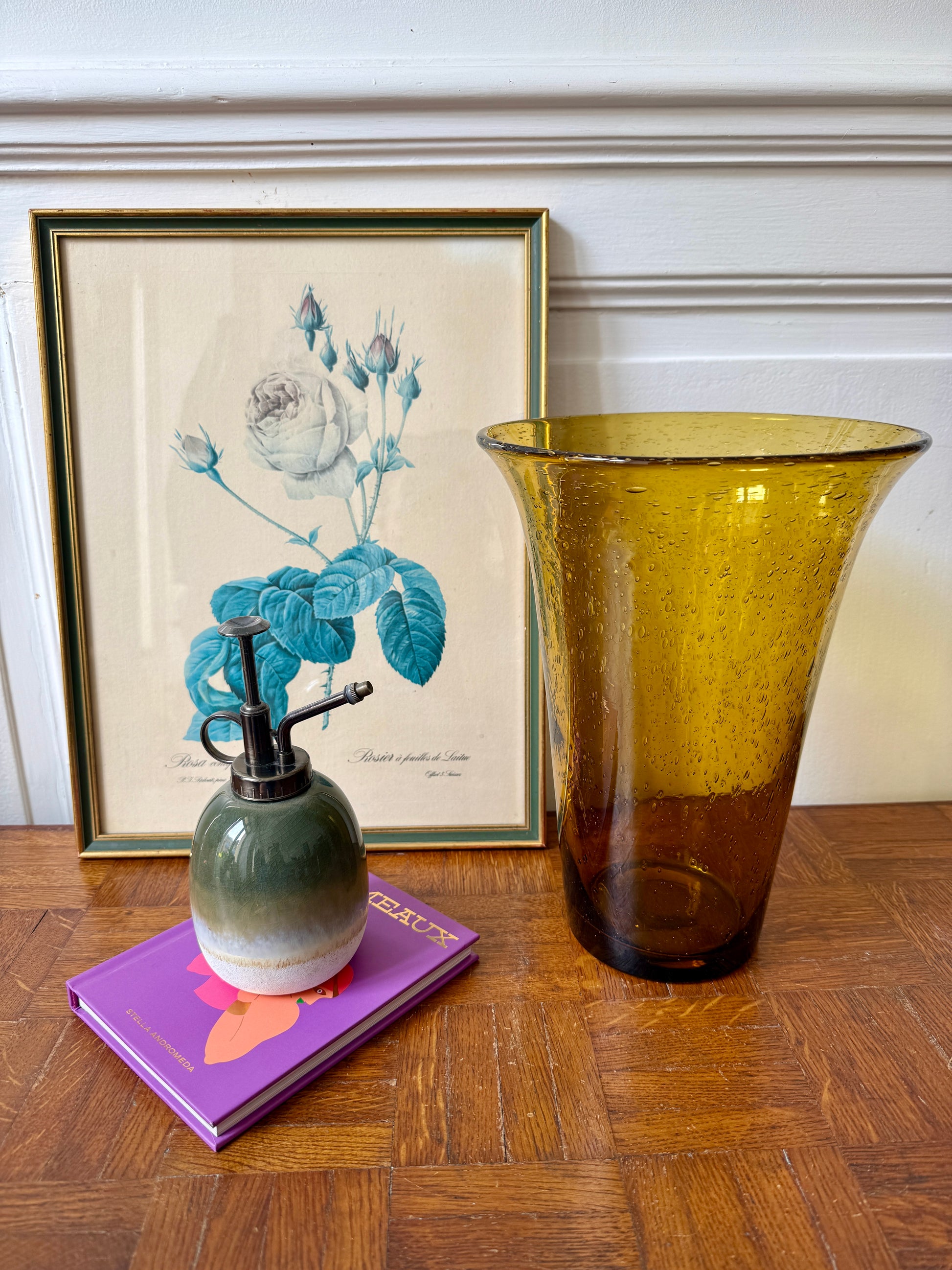 Vase Biot en verre soufflé de Razzia, teinte ambrée, avec forme élégante et finition artisanale visible dans l'image.