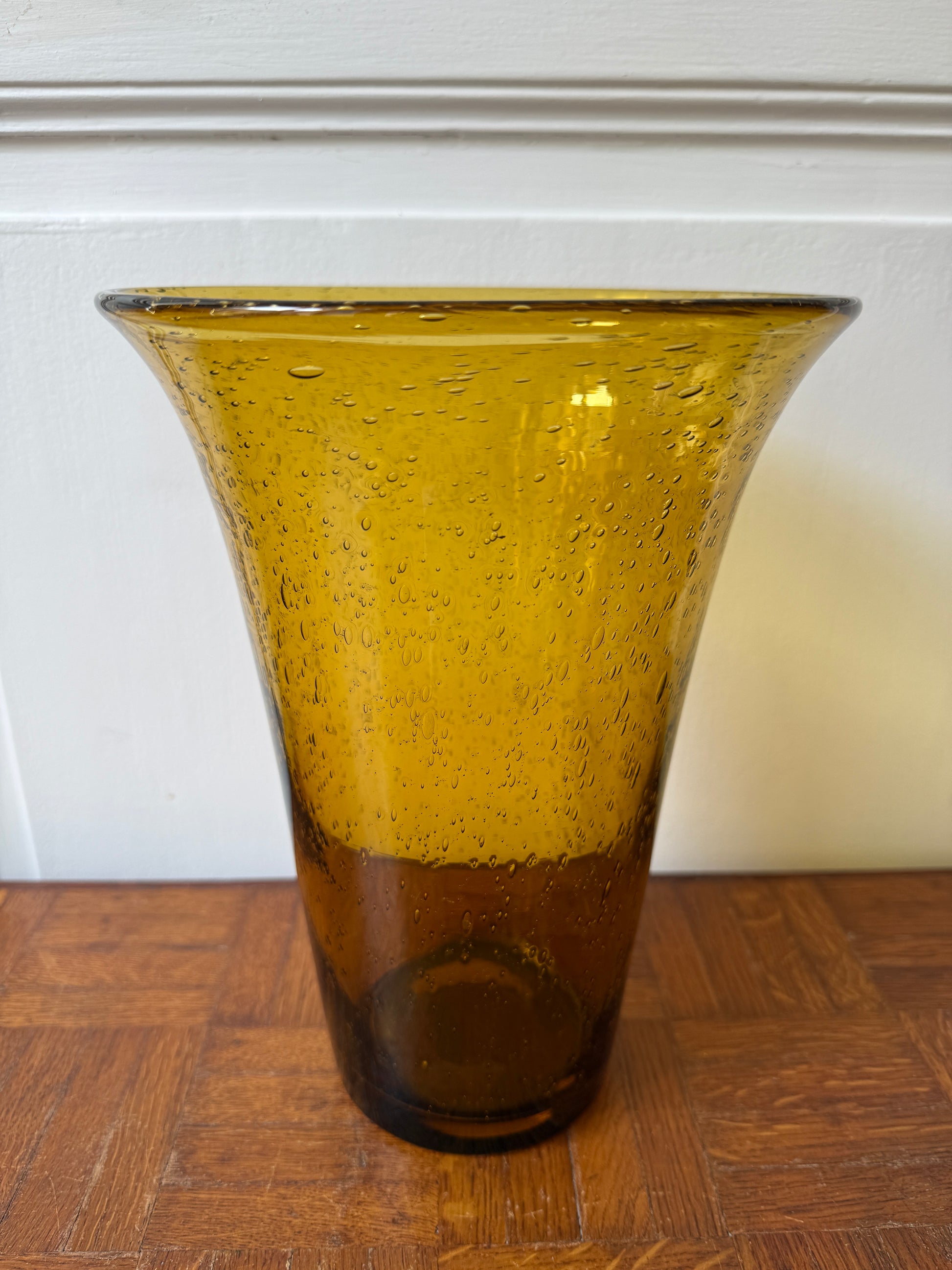 Vase en verre soufflé Razzia Biot de teinte ambrée, forme élégante, idéal pour décoration intérieure.