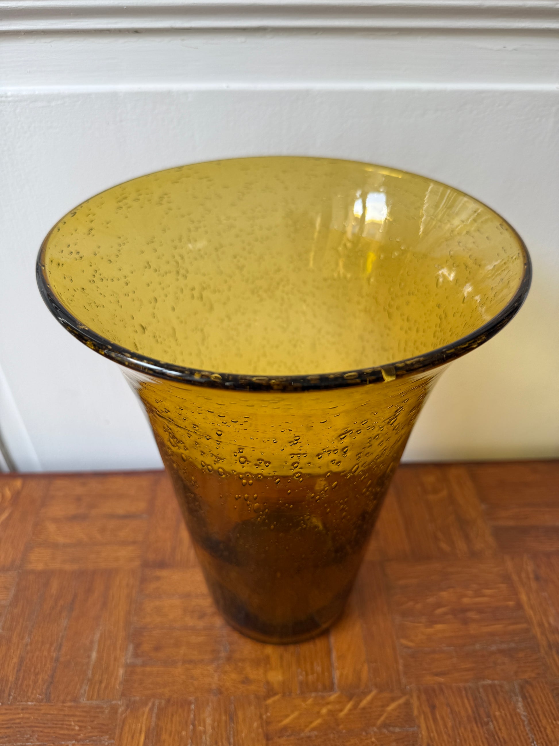Vase Biot en verre soufflé de couleur ambrée, design élégant et translucide, par la marque Razzia.
