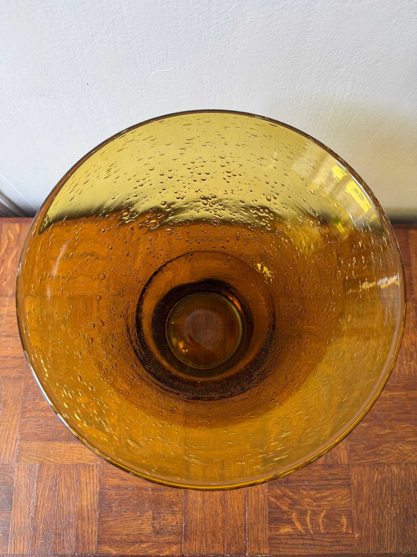 Vase Biot en verre soufflé ambré de Razzia, forme élégante et translucide, parfait pour la décoration intérieure.