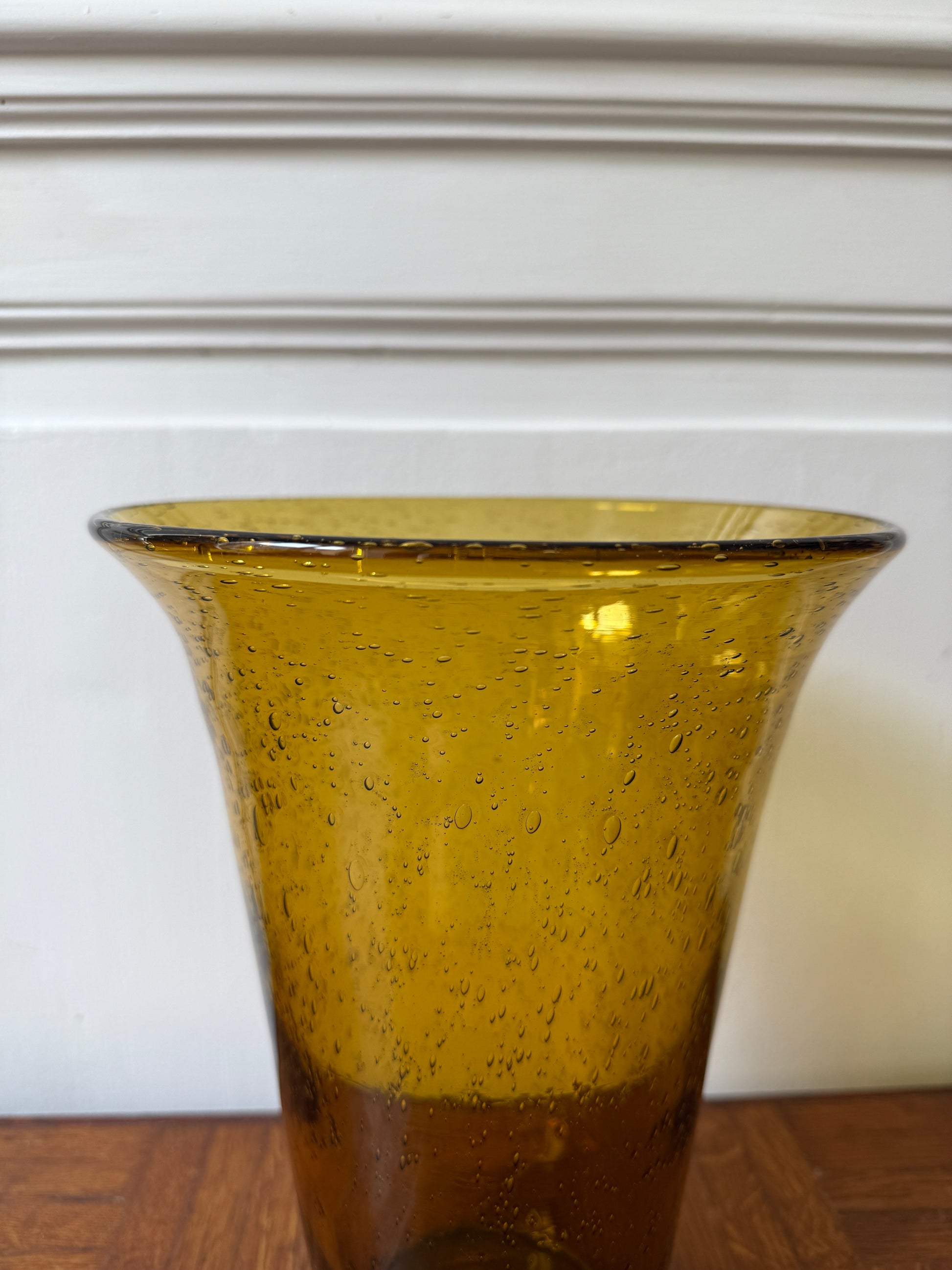 Vase Biot en verre soufflé de couleur ambrée, design élégant et translucide, fabriqué par Razzia.