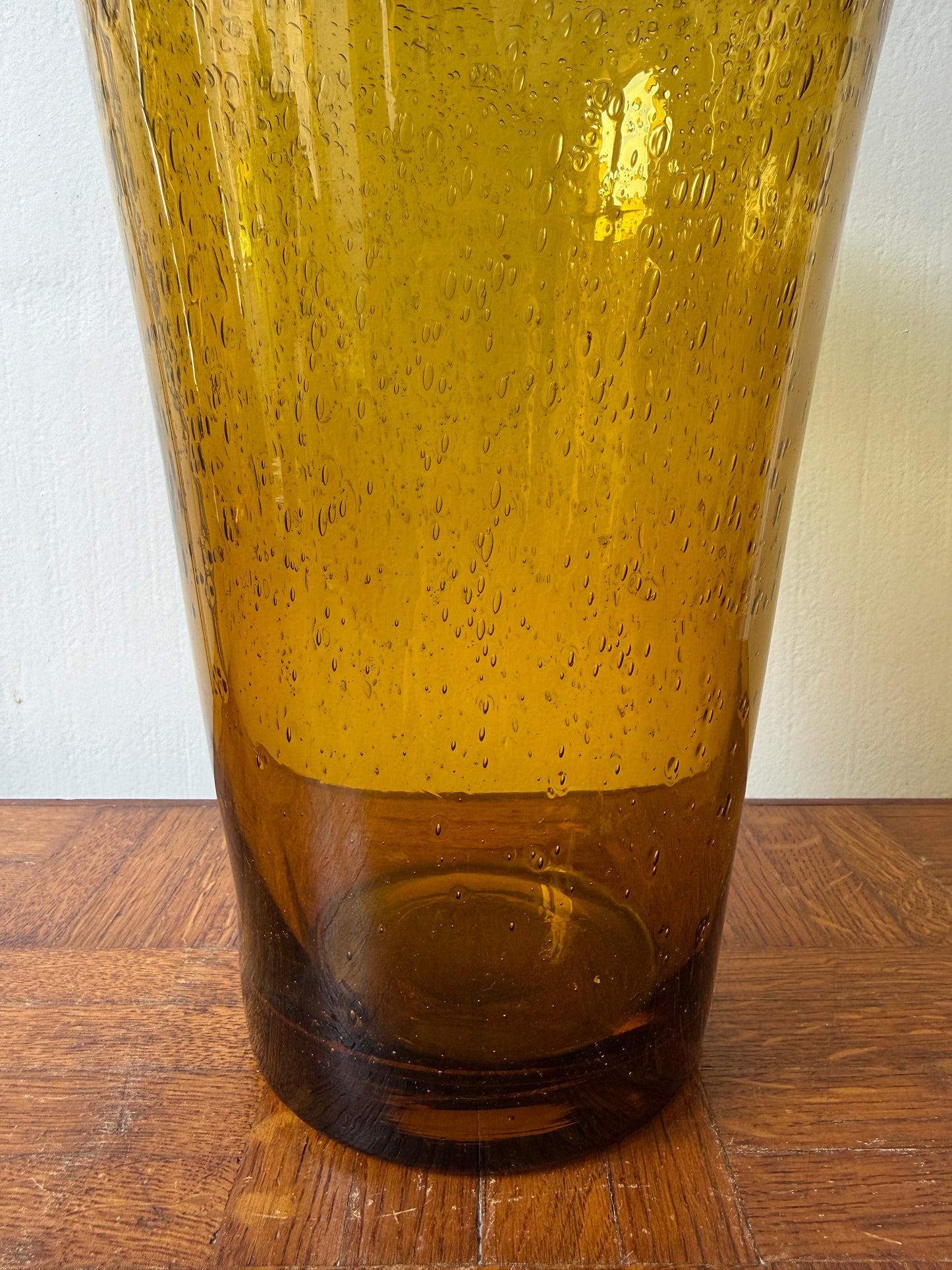 Vase Biot en verre soufflé ambré de Razzia, design élégant et translucide, idéal pour décorer avec des fleurs ou comme pièce décorative.