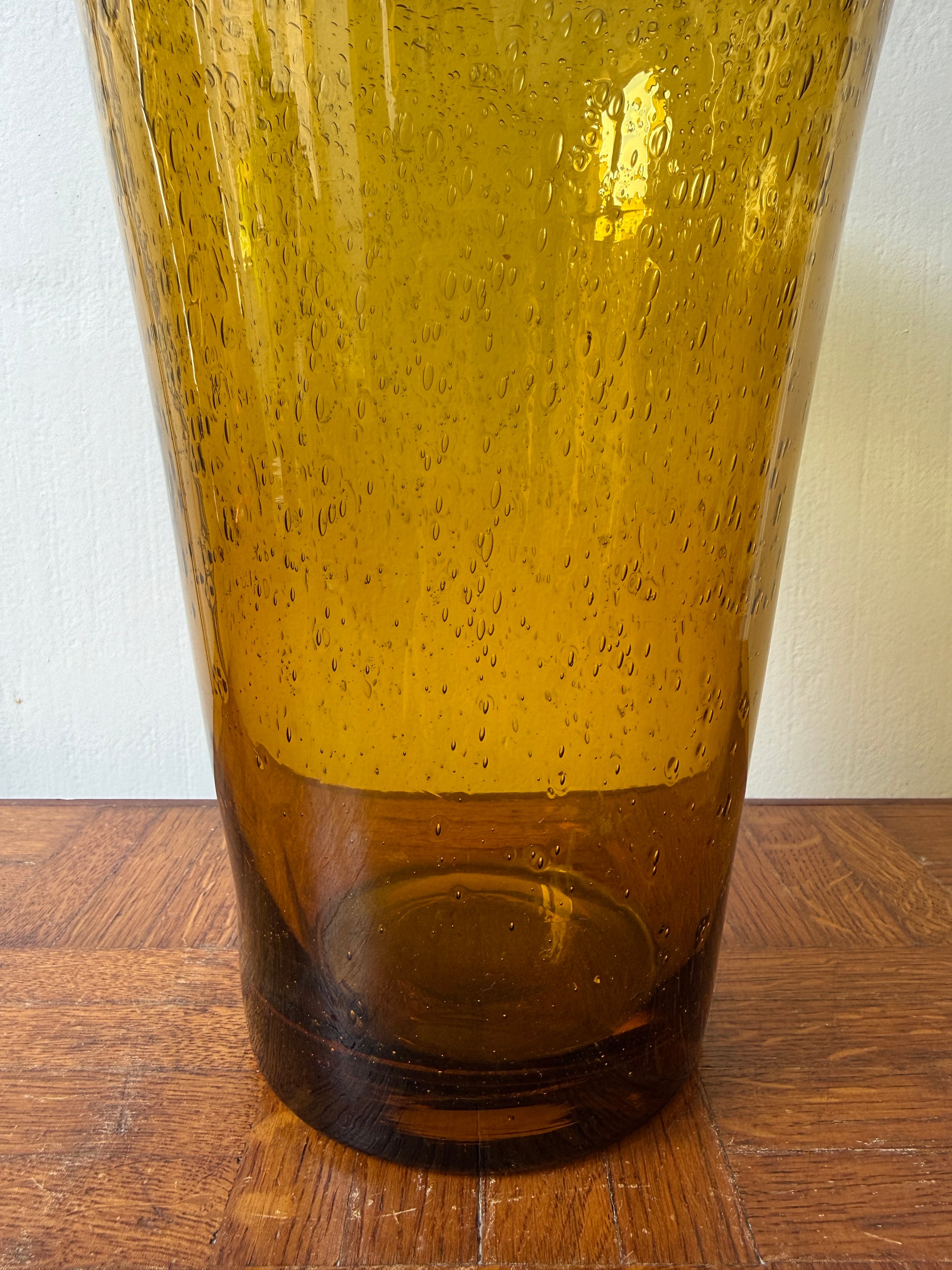 Vase Biot en verre soufflé ambré de Razzia, design élégant et translucide, idéal pour décorer avec des fleurs ou comme pièce décorative.