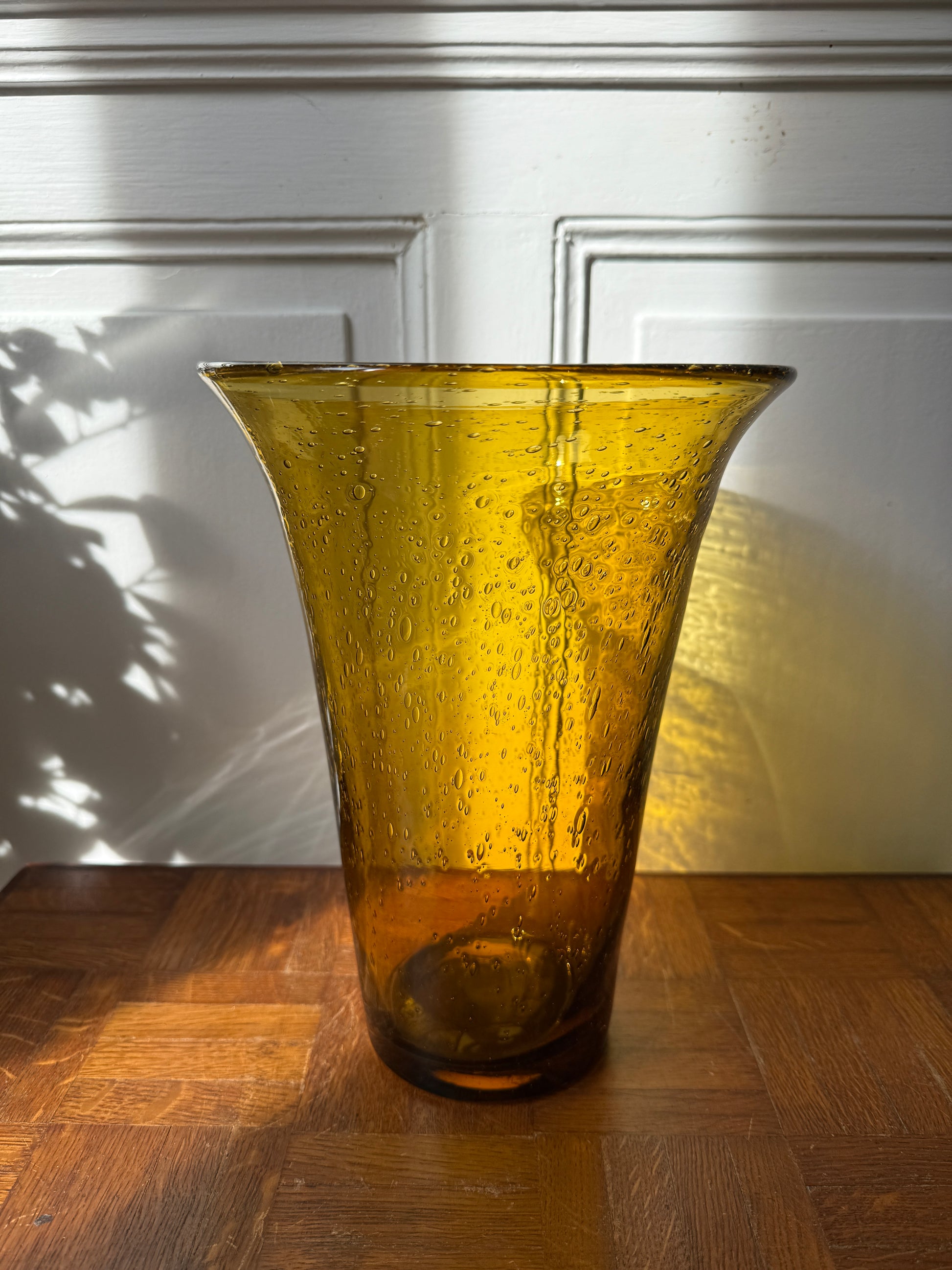 Vase Biot en verre soufflé teinté ambré de Razzia, avec forme élégante et finition artisanale visible en image.