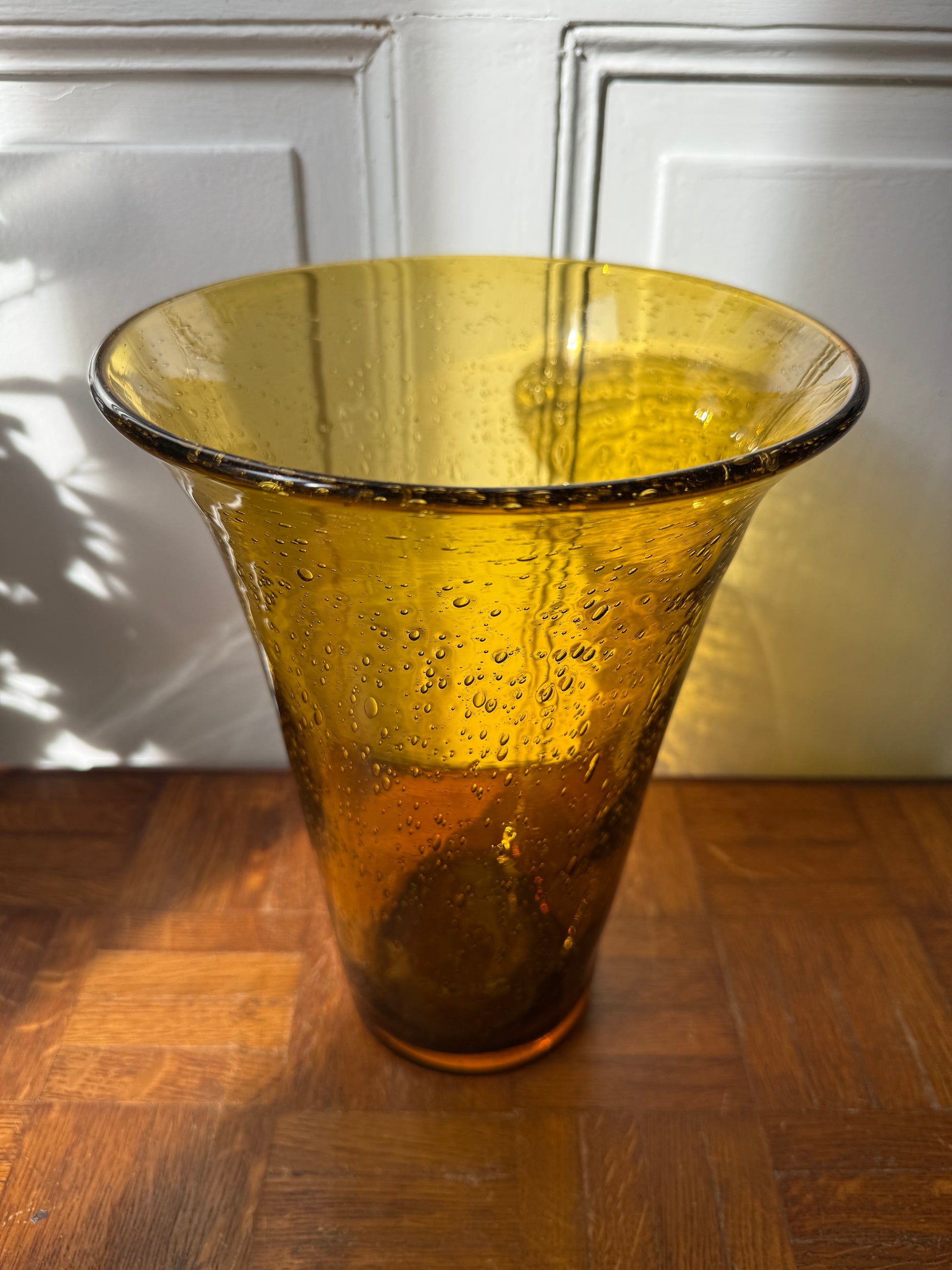 Vase Biot en verre soufflé teinté ambré de Razzia, design élégant et translucide, idéal pour la décoration intérieure.