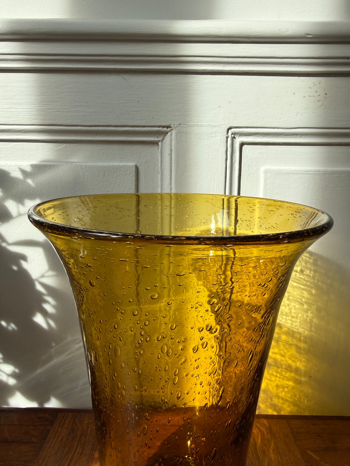 Vase Biot en verre soufflé - teinte ambrée