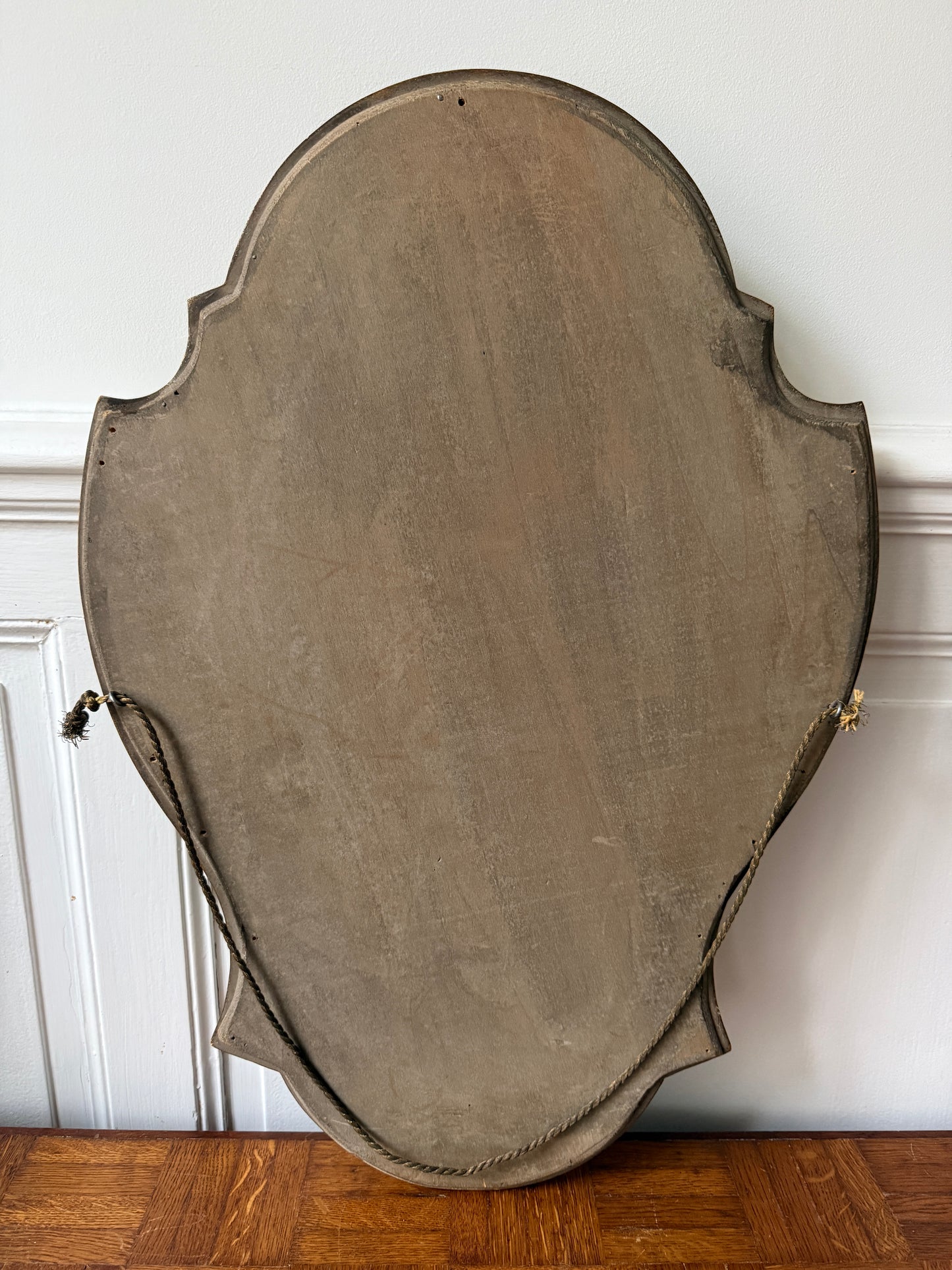 Miroir baroque en bois doré de style Razzia, avec cadre orné et détails décoratifs élégants.