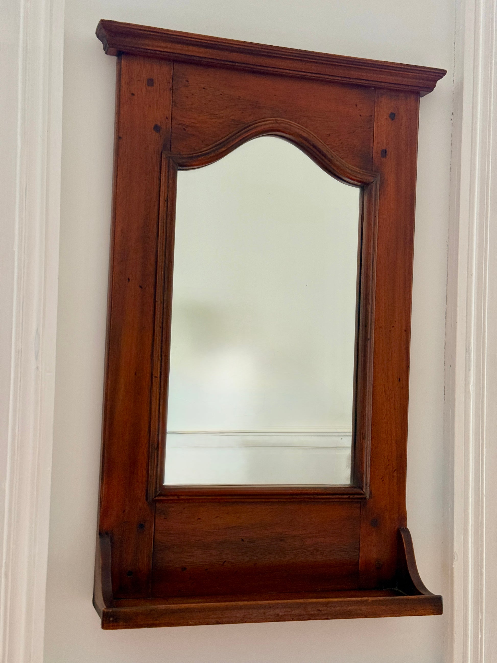 Miroir de toilette ancien en bois de style classique, avec cadre en bois foncé et finition vintage, par Razzia.