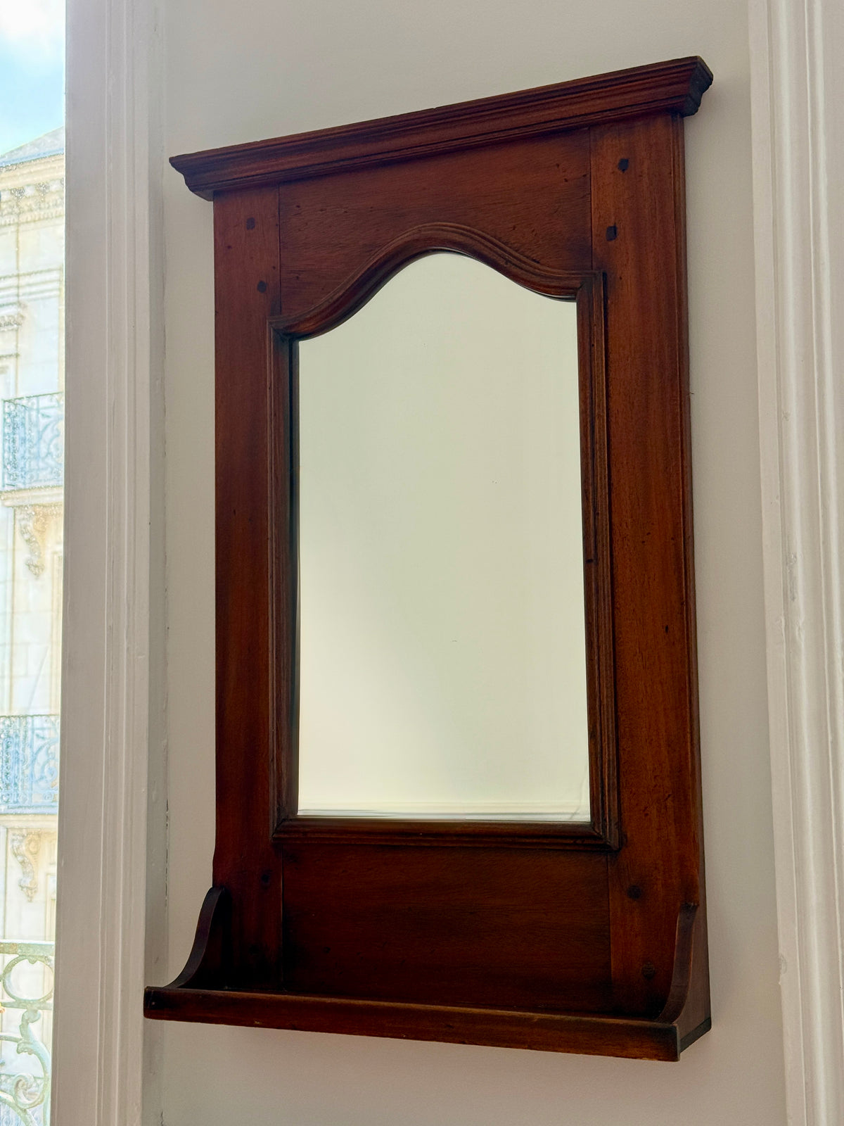 Miroir de toilette ancien en bois – charme classique