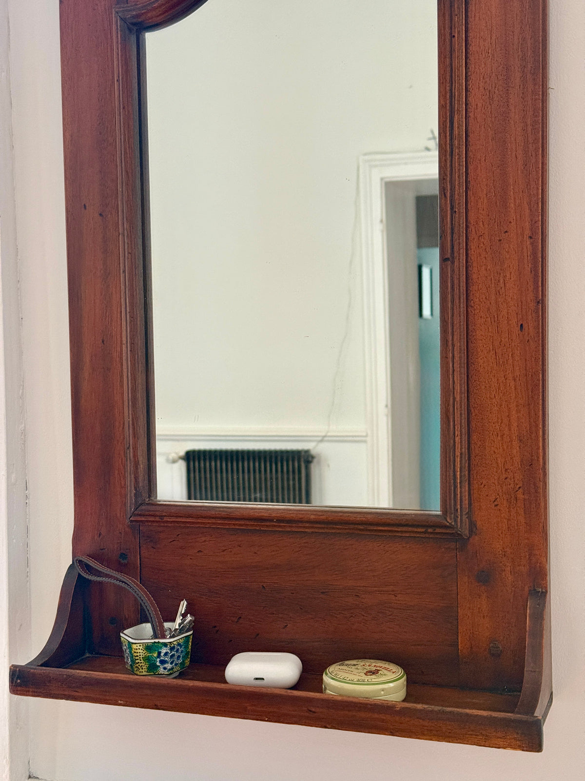 Miroir de toilette ancien en bois – charme classique