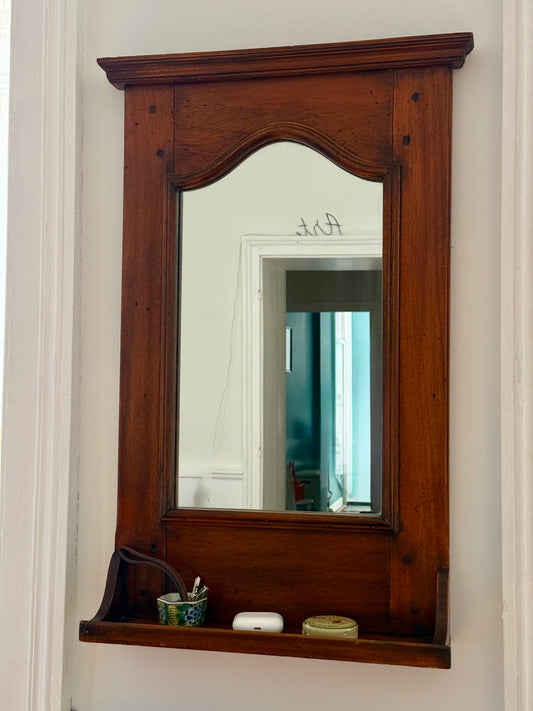 Miroir de toilette ancien en bois Razzia, charme classique, avec cadre en bois patiné et reflet visible.