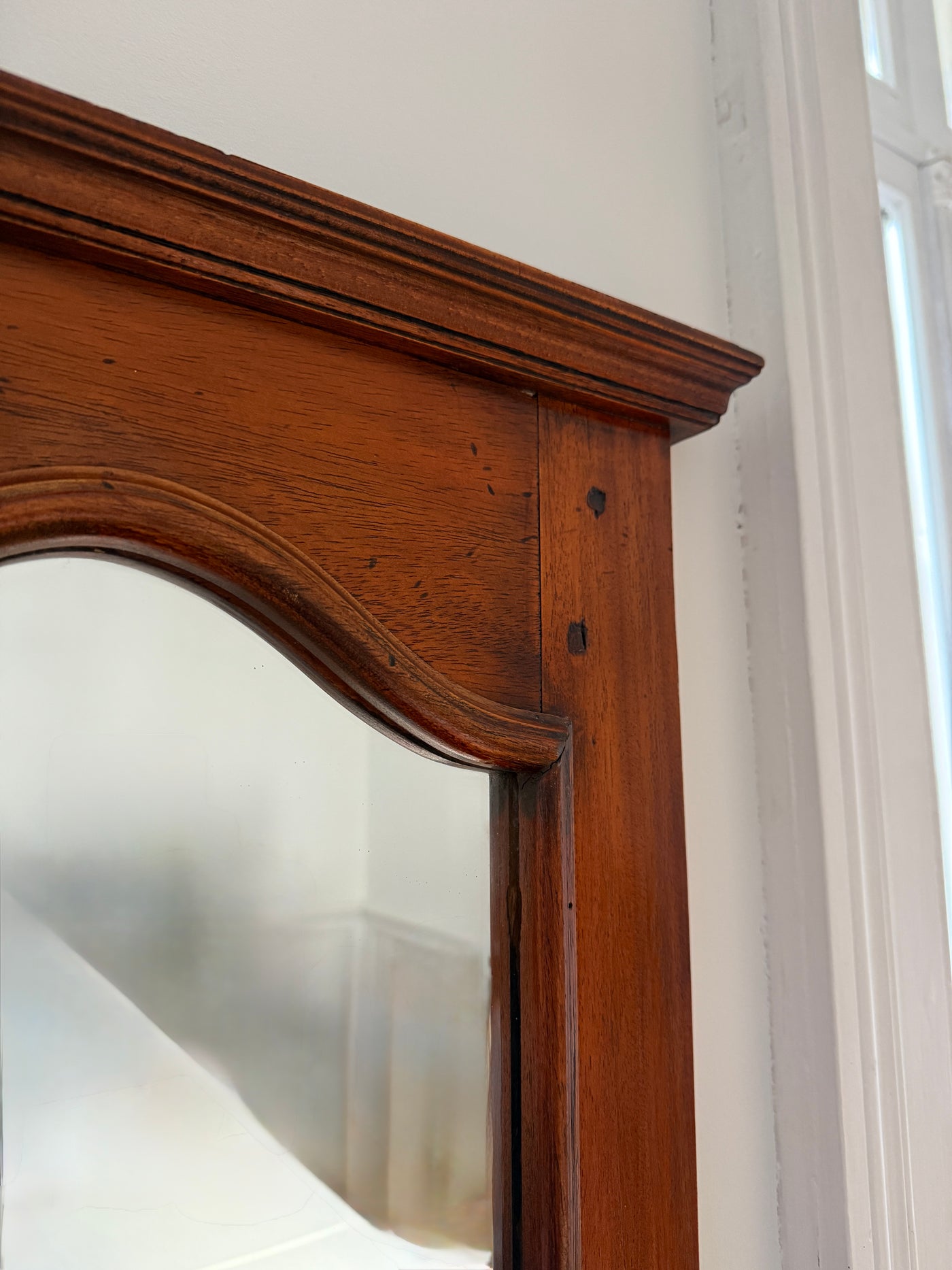 Miroir de toilette ancien en bois – charme classique