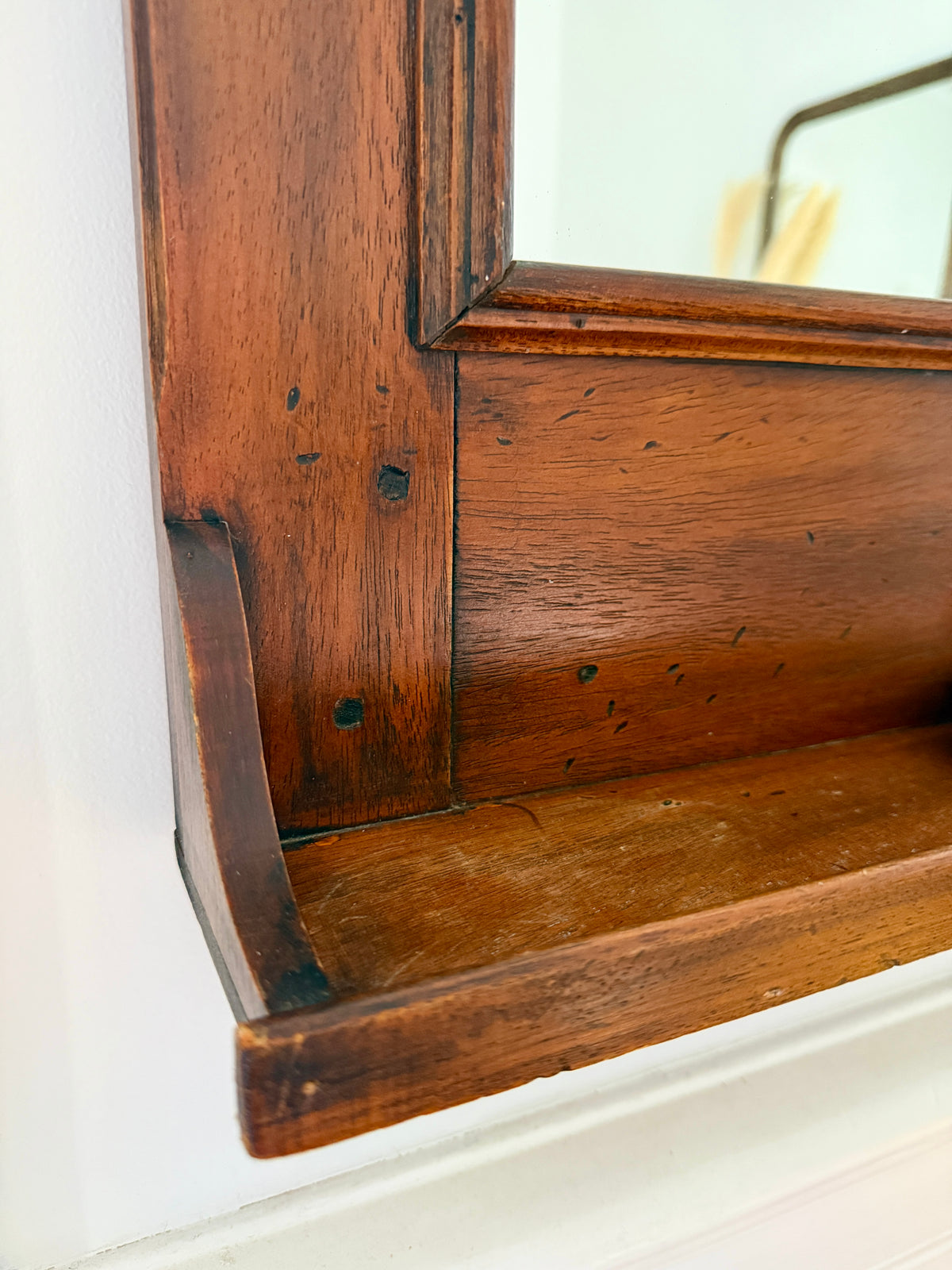 Miroir de toilette ancien en bois – charme classique