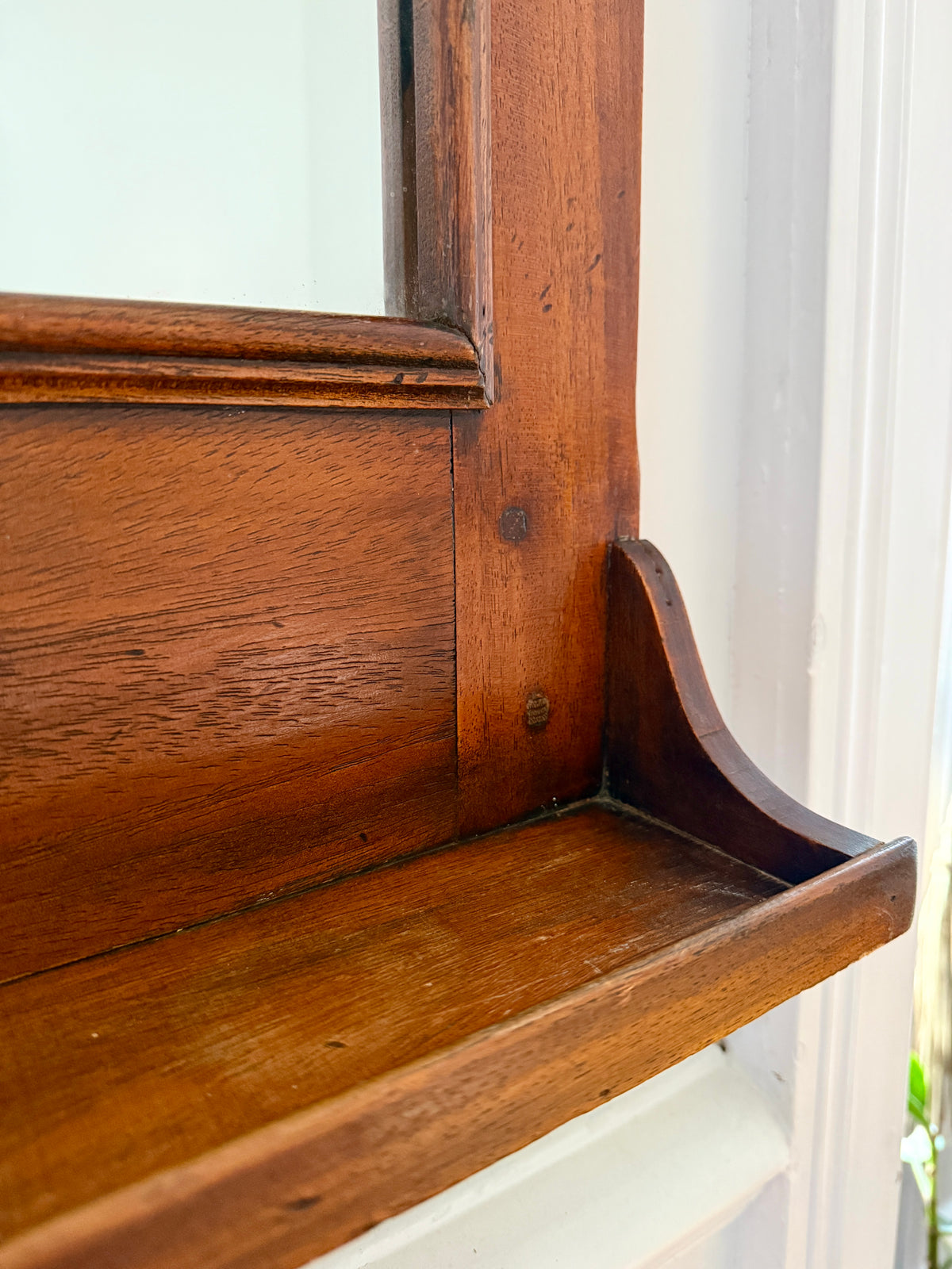 Miroir de toilette ancien en bois – charme classique