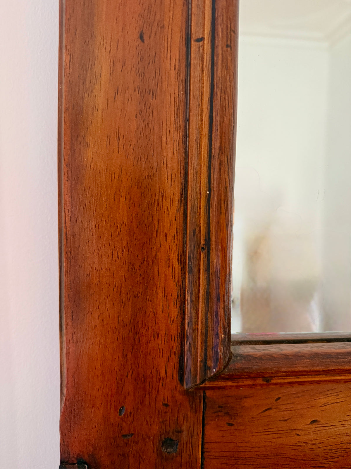 Miroir de toilette ancien en bois – charme classique