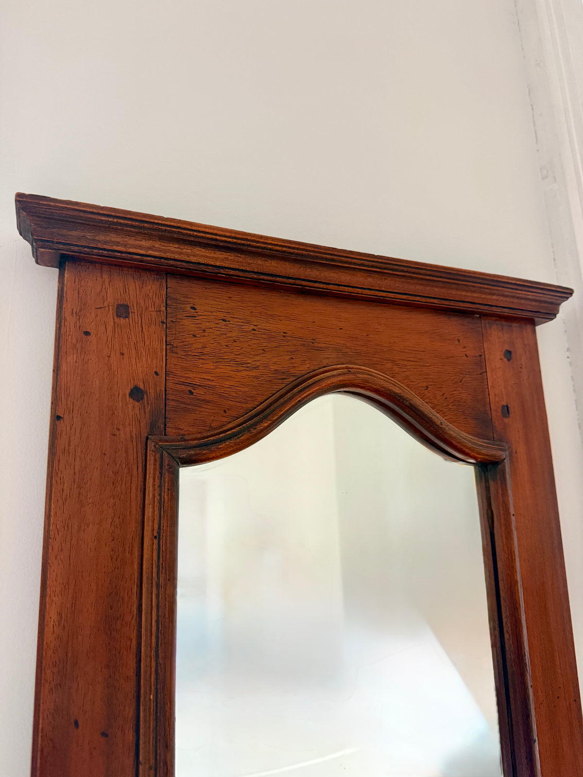 Miroir de toilette ancien en bois – charme classique