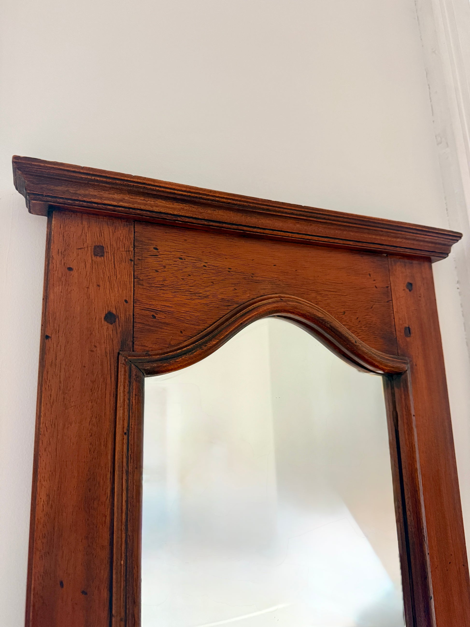 Miroir de toilette ancien en bois Razzia, style classique avec cadre en bois sculpté et reflet visible.